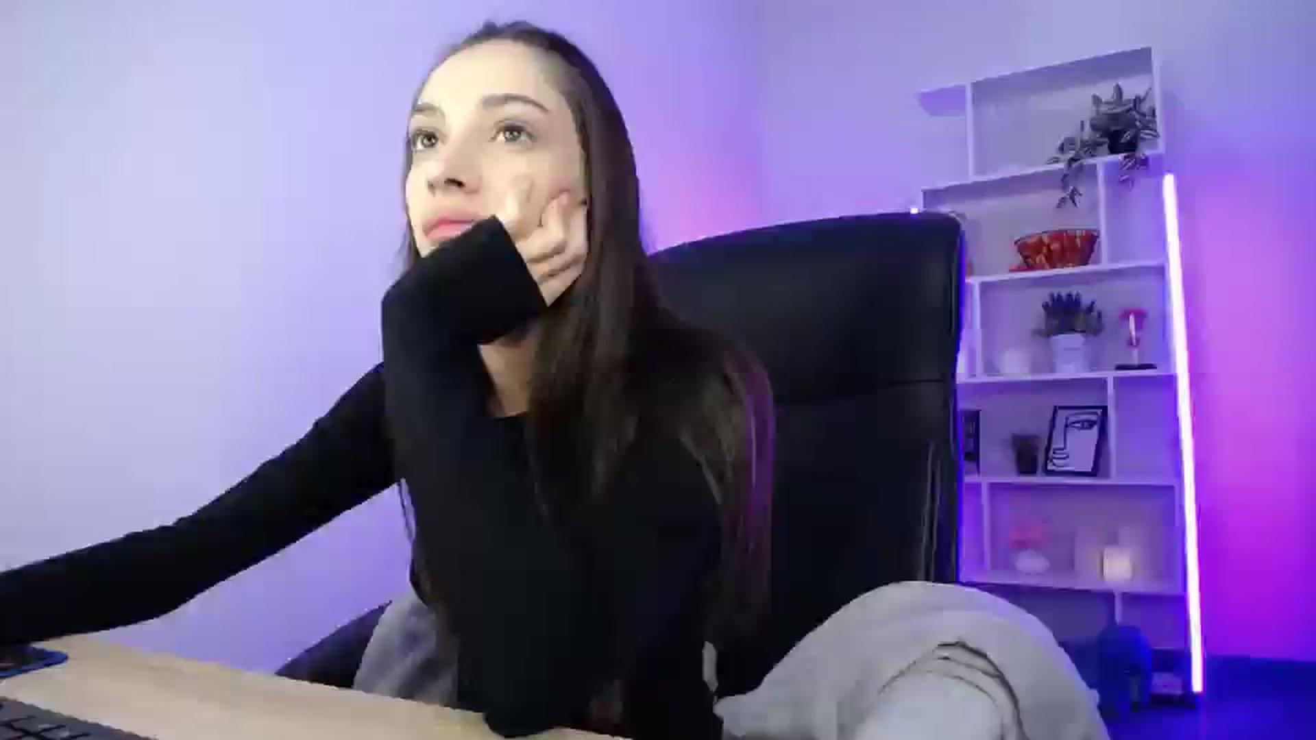 Gallery image thumbnail from FeraBerry's myfreecams stream on, 10/19/2024, 11:42 image 2 of 20