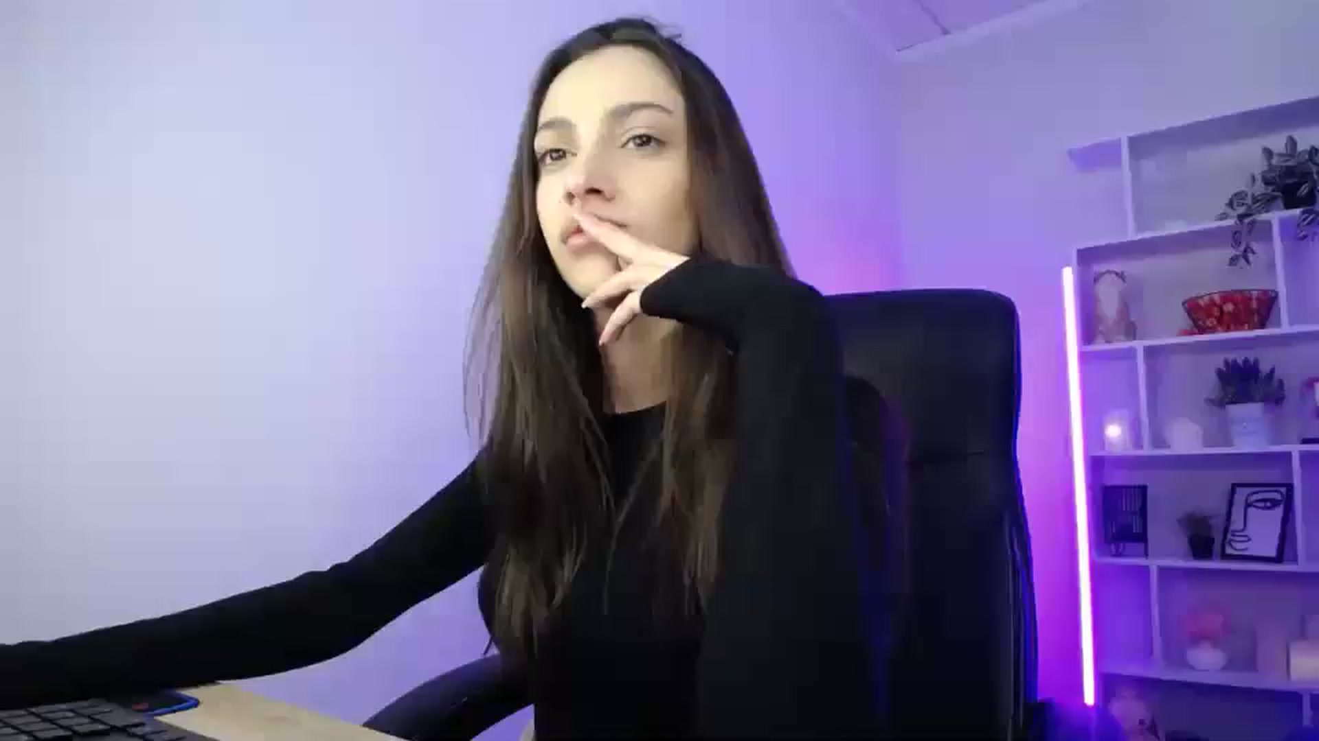 Gallery image thumbnail from FeraBerry's myfreecams stream on, 10/19/2024, 13:36 image 10 of 20