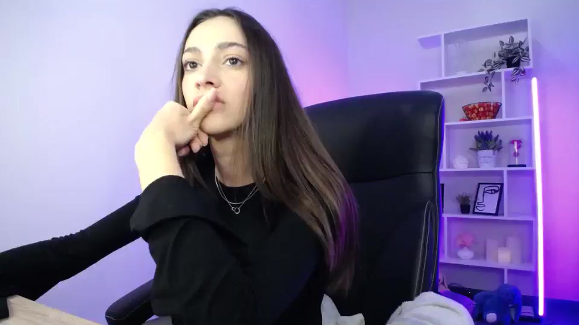 Gallery image thumbnail from FeraBerry's myfreecams stream on, 10/22/2024, 11:25 image 11 of 20