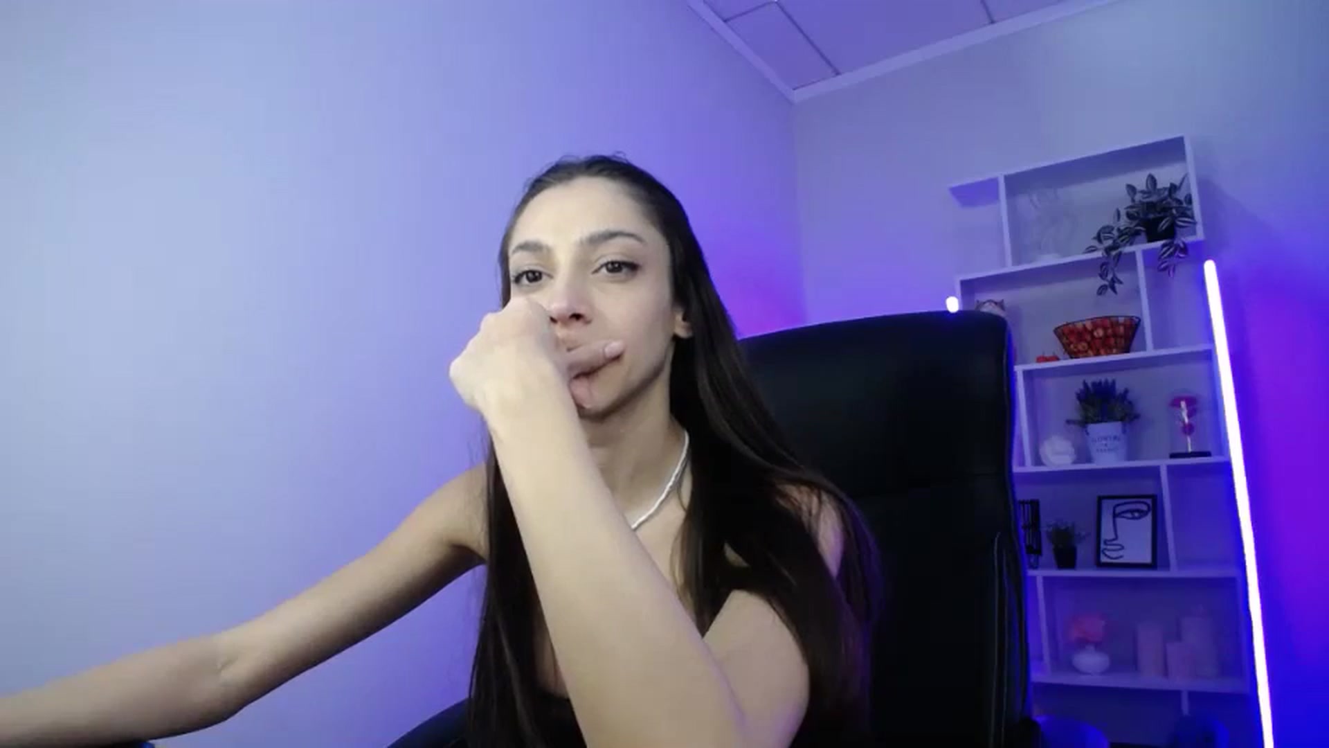 Gallery image thumbnail from FeraBerry's myfreecams stream on, 12/06/2024, 14:37 image 14 of 20