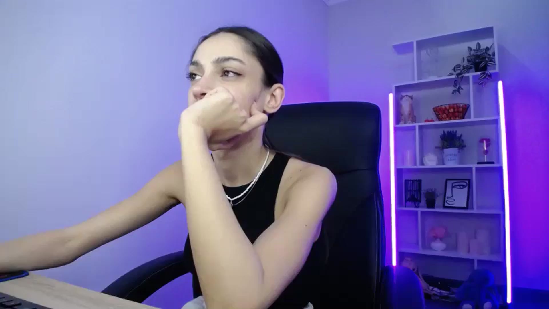 Gallery image thumbnail from FeraBerry's myfreecams stream on, 12/07/2024, 14:48 image 11 of 20
