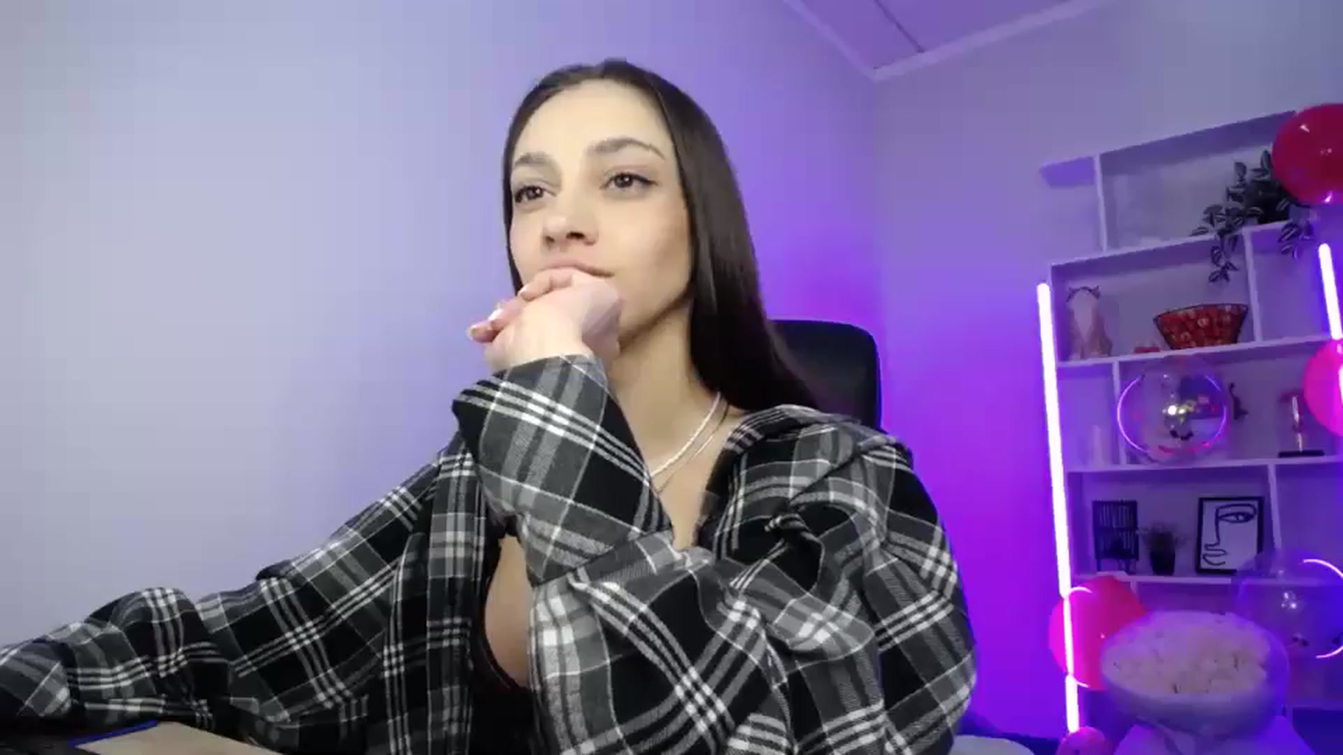 Gallery image thumbnail from FeraBerry's myfreecams stream on, 12/17/2024, 14:25 image 17 of 20