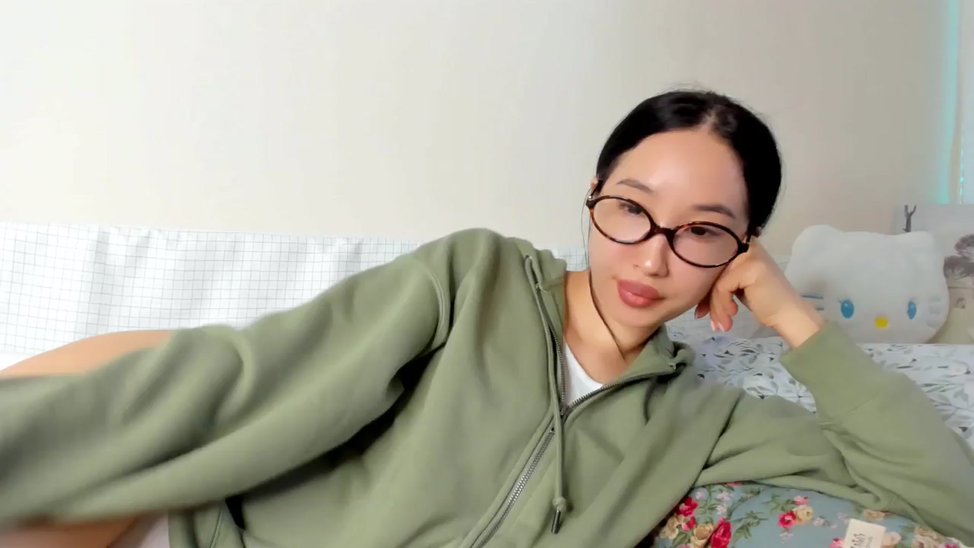 Gallery image thumbnail from FeralBerry66's myfreecams stream on, 04/27/2025, 05:56 image 11 of 20