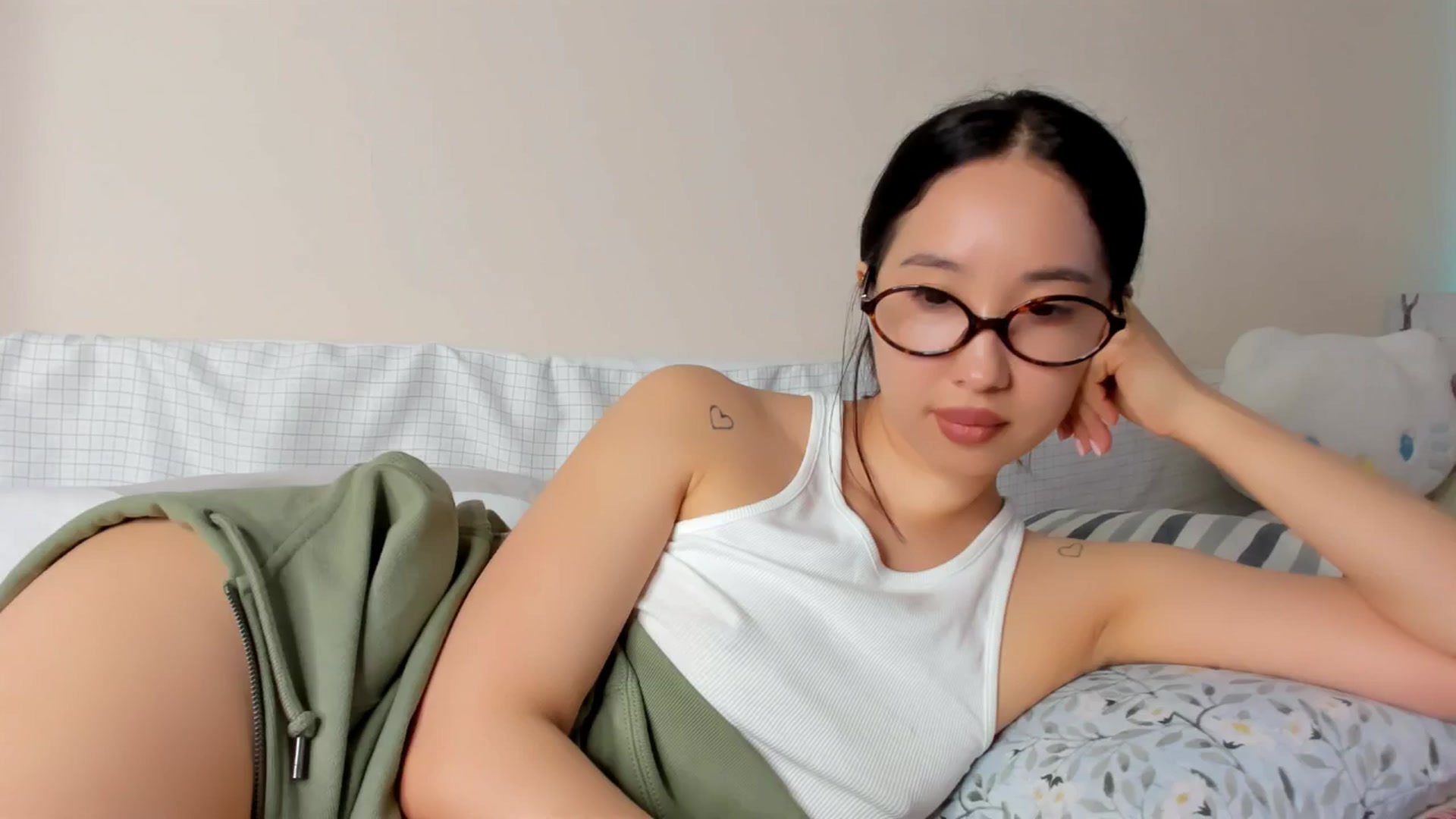 Gallery image thumbnail from FeralBerry66's myfreecams stream on, 04/27/2025, 07:03 image 17 of 20