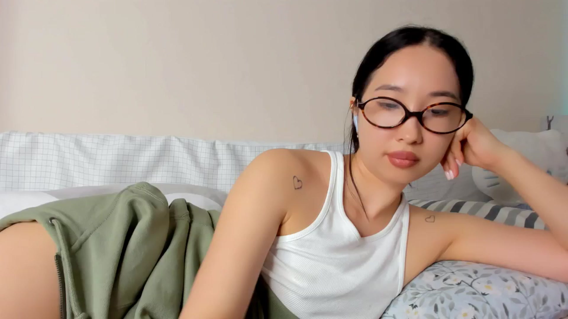 Gallery image thumbnail from FeralBerry66's myfreecams stream on, 04/27/2025, 07:03 image 9 of 20