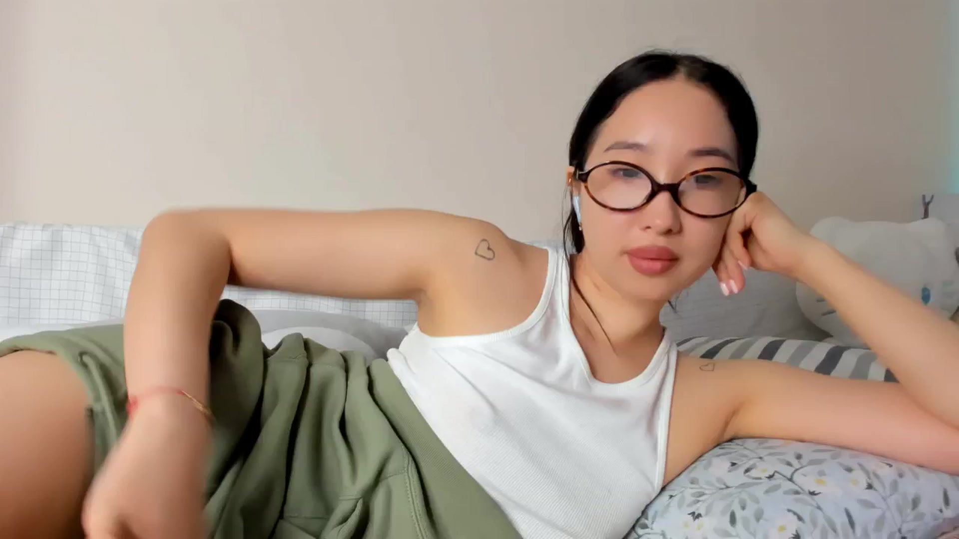 Gallery image thumbnail from FeralBerry66's myfreecams stream on, 04/27/2025, 07:03 image 14 of 20