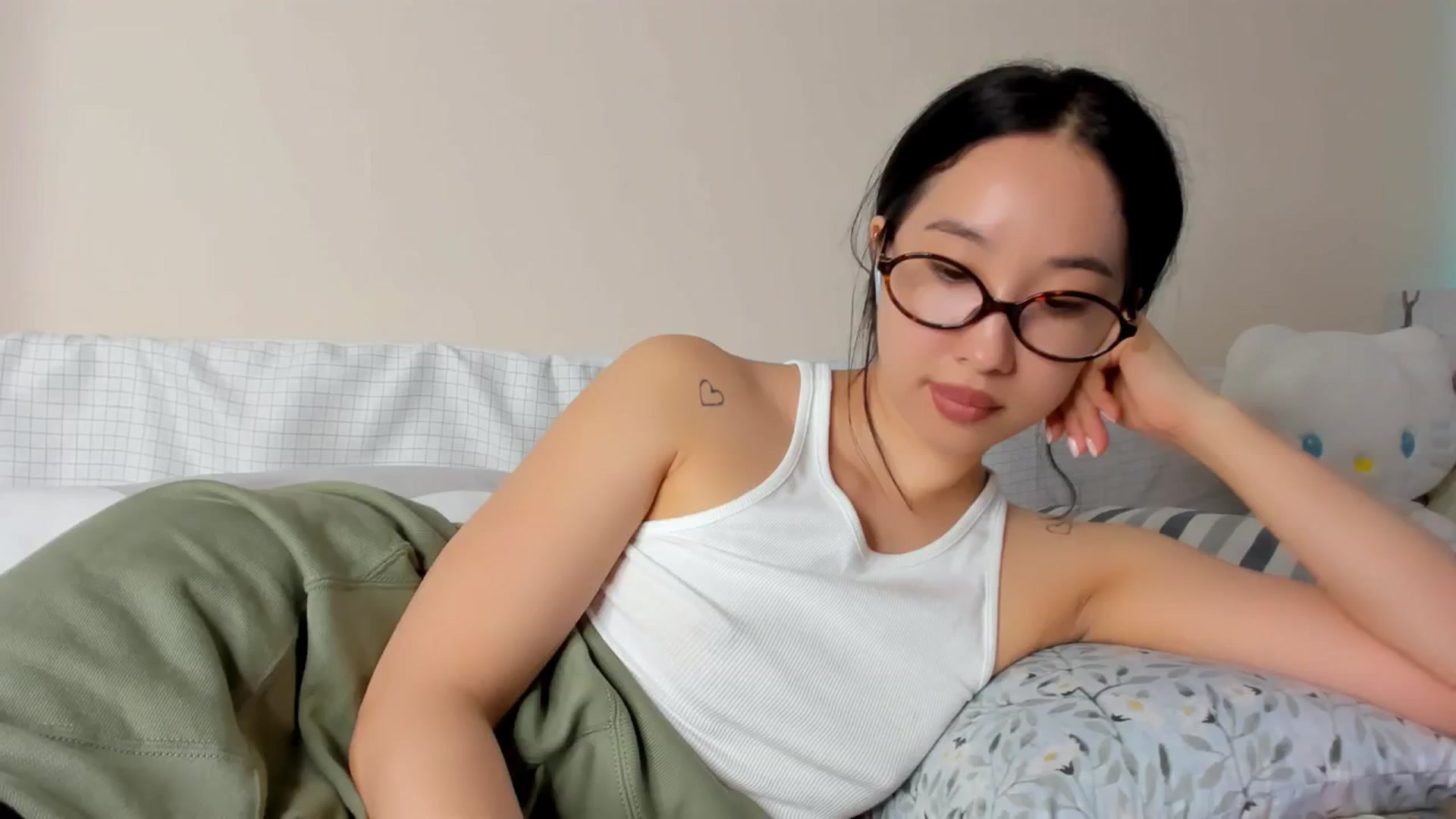 Gallery image thumbnail from FeralBerry66's myfreecams stream on, 04/27/2025, 07:03 image 1 of 20