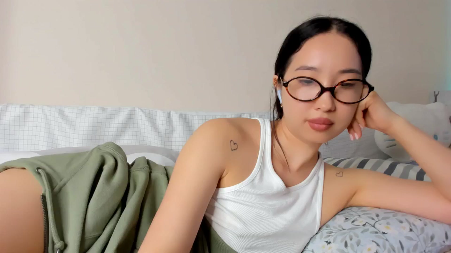Gallery image thumbnail from FeralBerry66's myfreecams stream on, 04/27/2025, 07:03 image 16 of 20