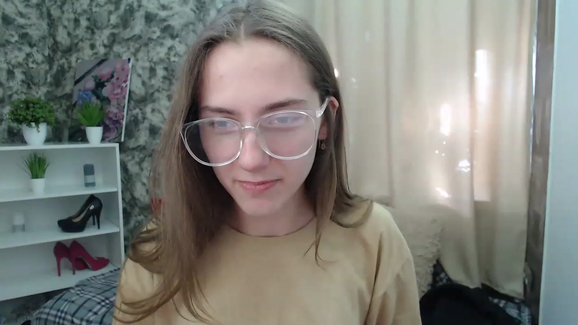 Gallery image thumbnail from Fialochkaa's myfreecams stream on, 04/17/2023, 12:45 image 6 of 20