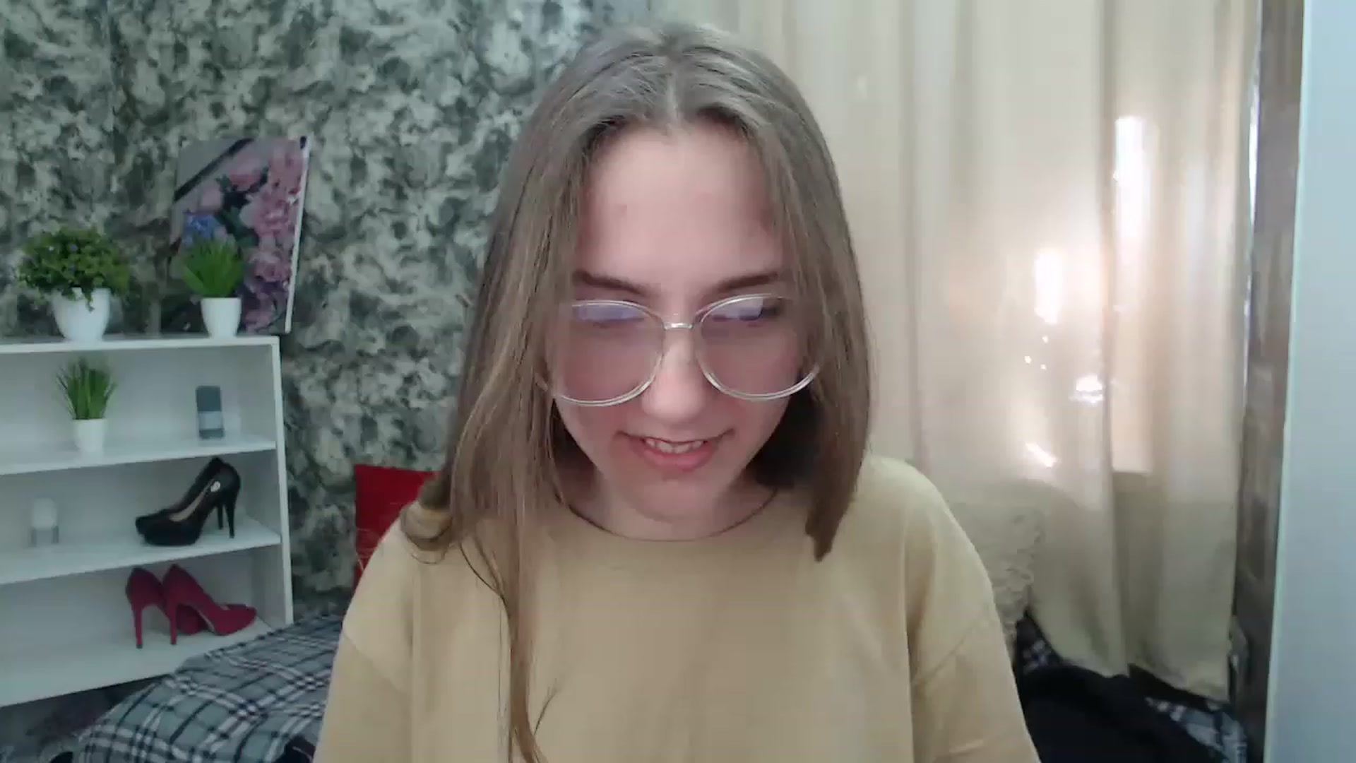 Gallery image thumbnail from Fialochkaa's myfreecams stream on, 04/17/2023, 12:45 image 3 of 20