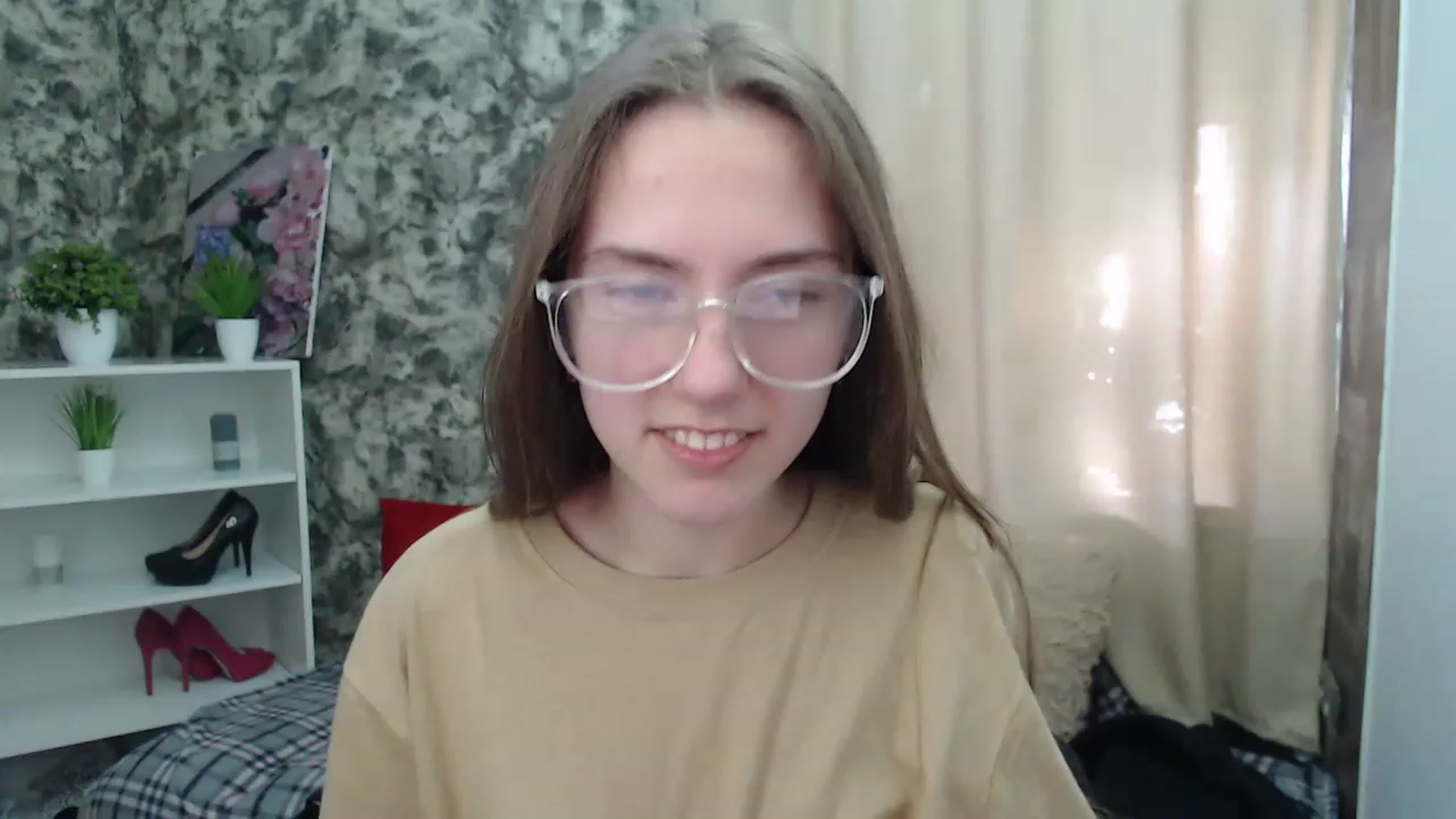 Gallery image thumbnail from Fialochkaa's myfreecams stream on, 04/17/2023, 12:45 image 14 of 20