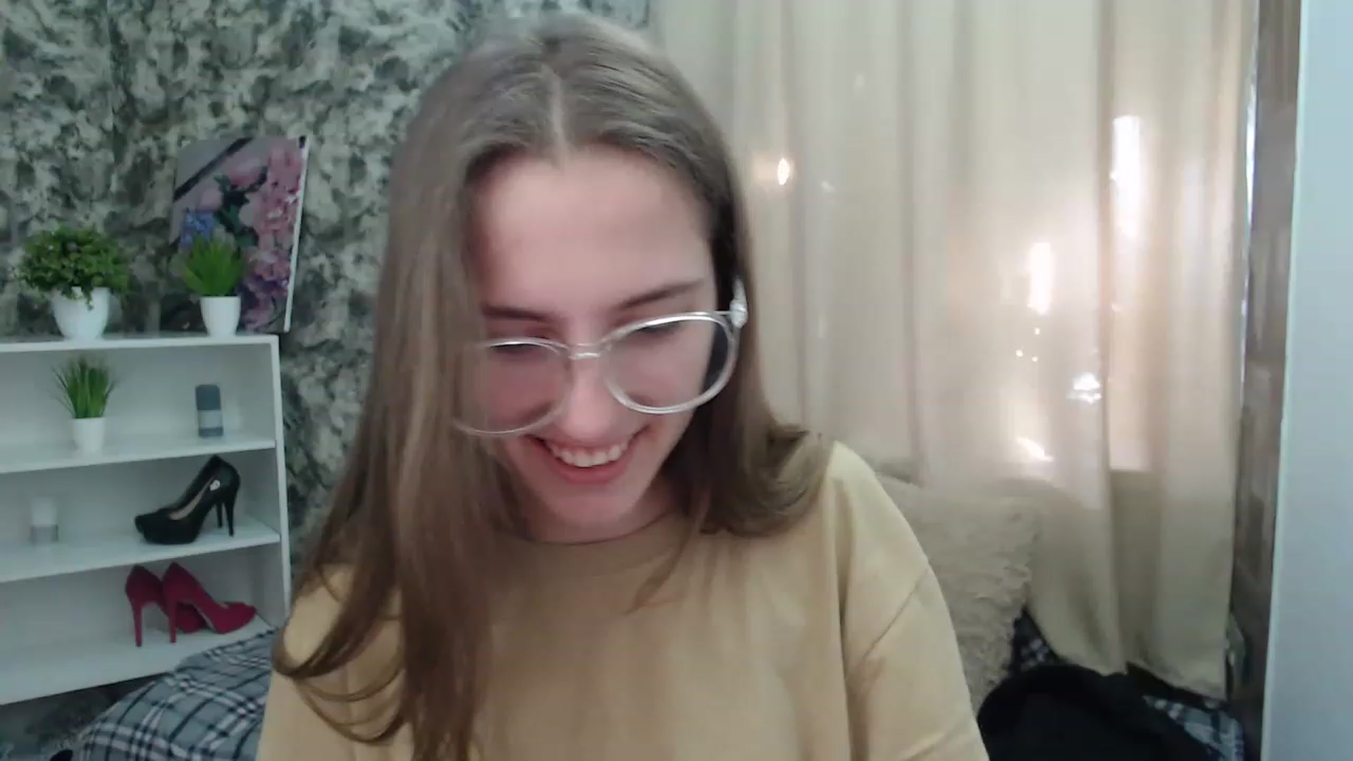 Gallery image thumbnail from Fialochkaa's myfreecams stream on, 04/17/2023, 12:45 image 9 of 20