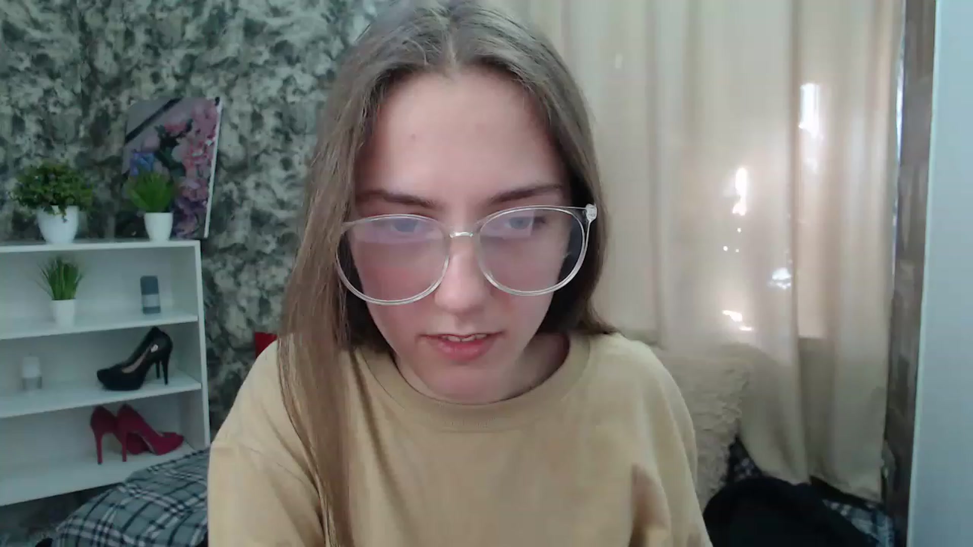 Gallery image thumbnail from Fialochkaa's myfreecams stream on, 04/17/2023, 12:45 image 19 of 20