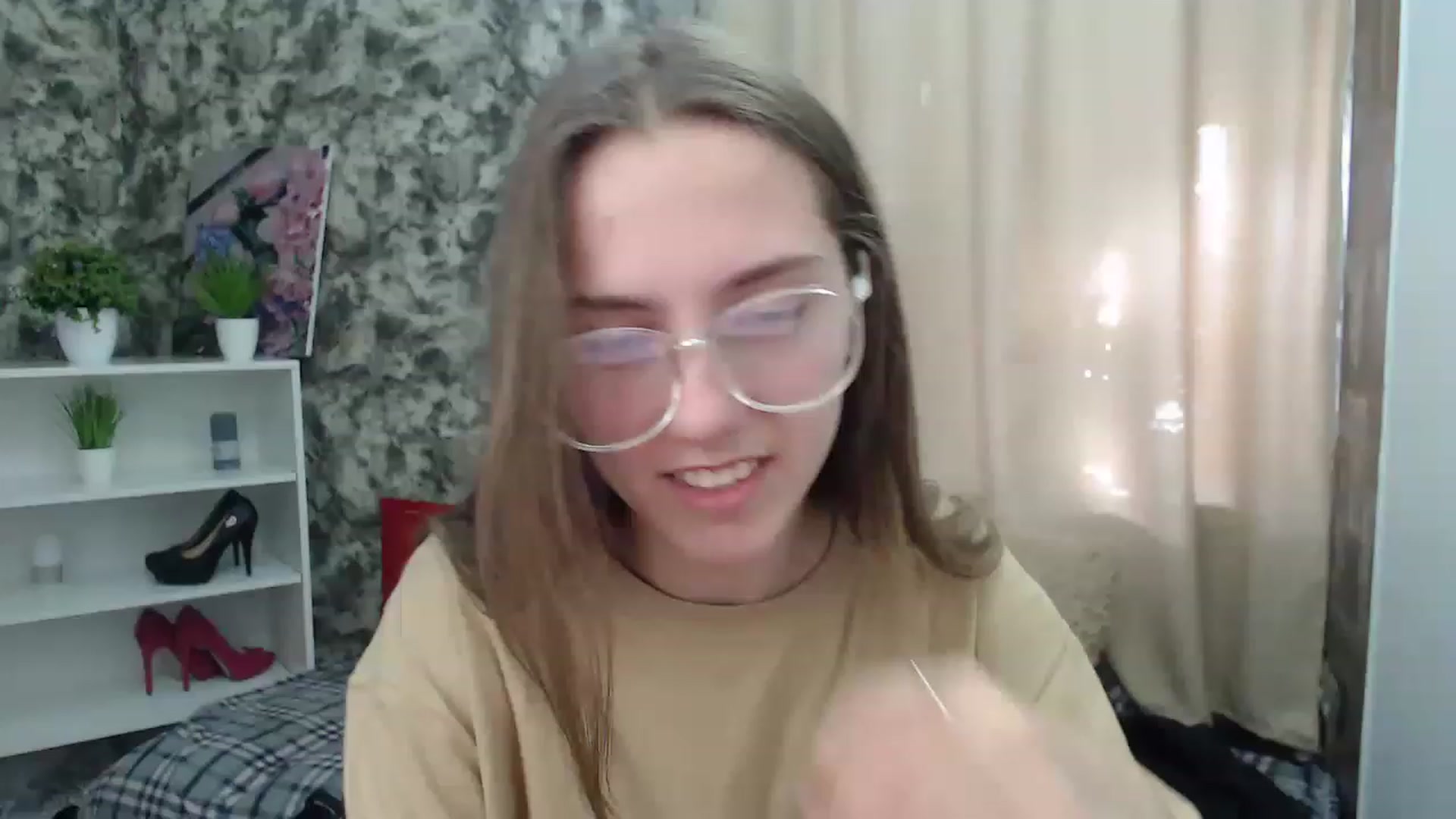 Gallery image thumbnail from Fialochkaa's myfreecams stream on, 04/17/2023, 12:45 image 17 of 20