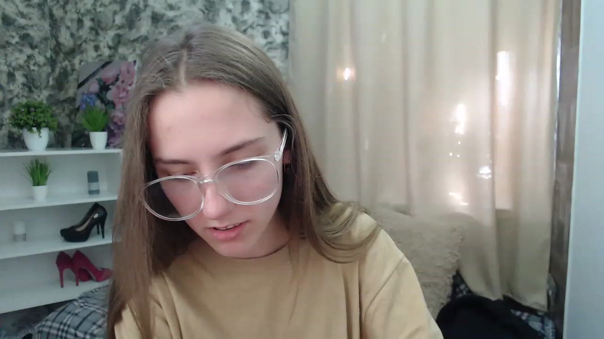 Gallery image thumbnail from Fialochkaa's myfreecams stream on, 04/17/2023, 12:45 image 18 of 20