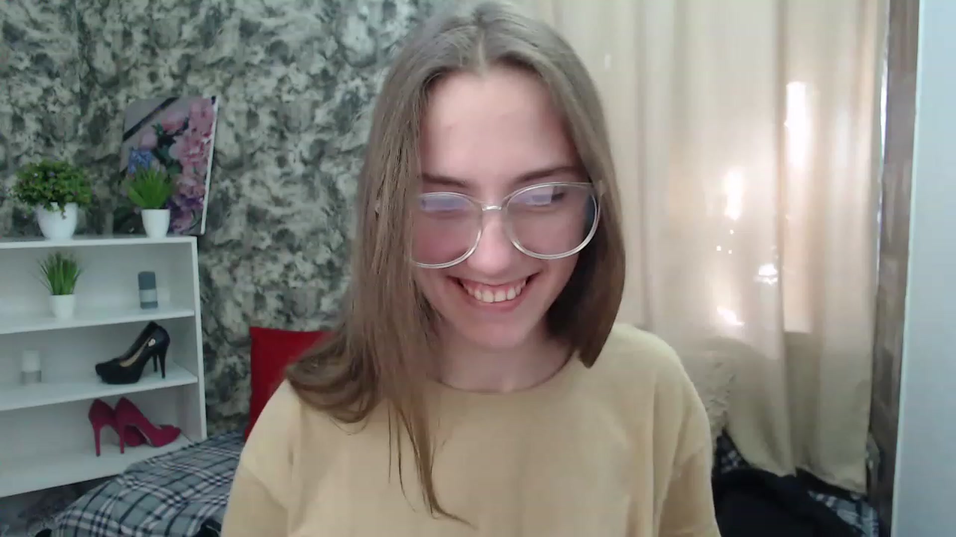 Gallery image thumbnail from Fialochkaa's myfreecams stream on, 04/17/2023, 12:45 image 11 of 20