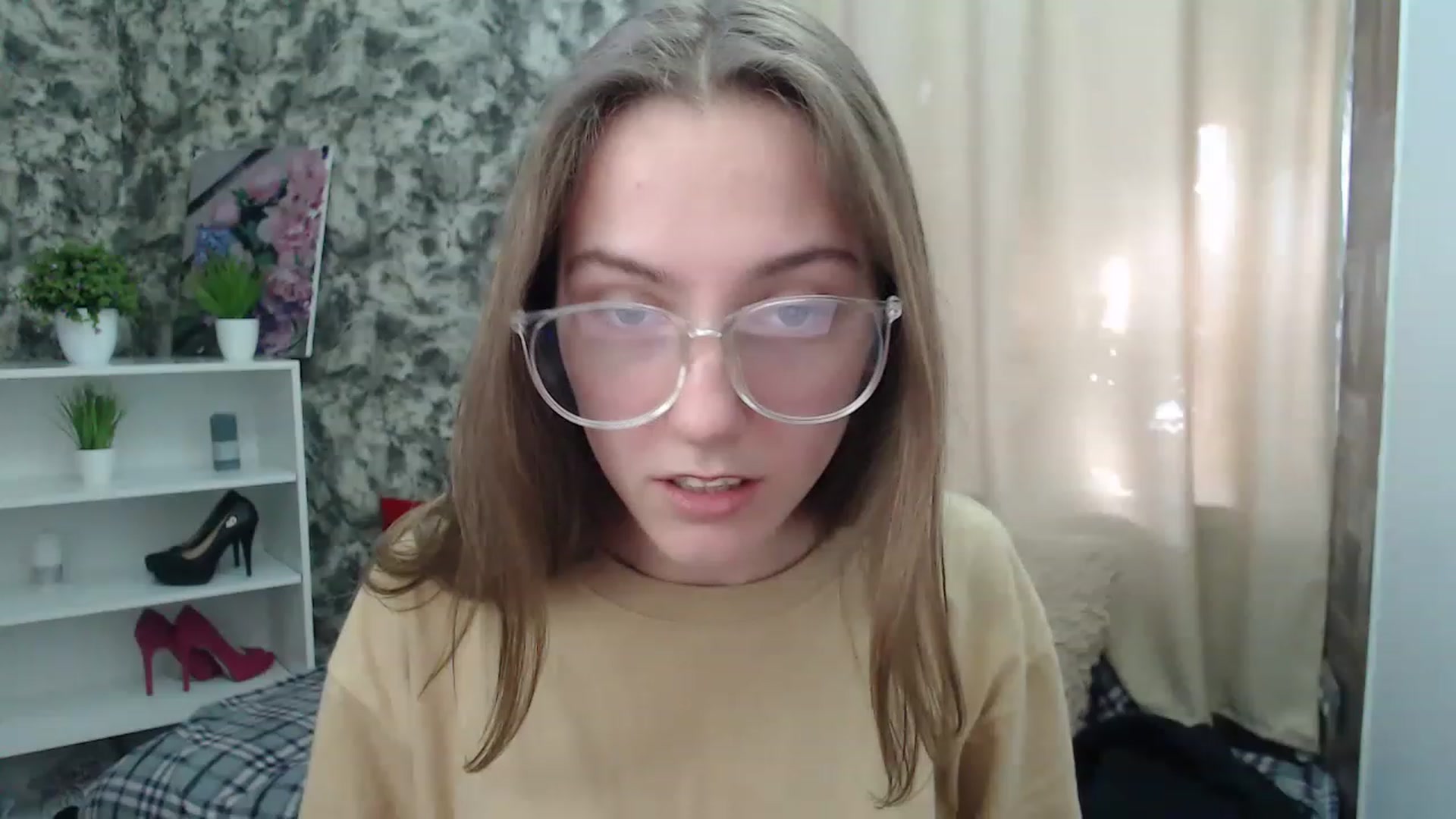 Gallery image thumbnail from Fialochkaa's myfreecams stream on, 04/17/2023, 12:45 image 12 of 20