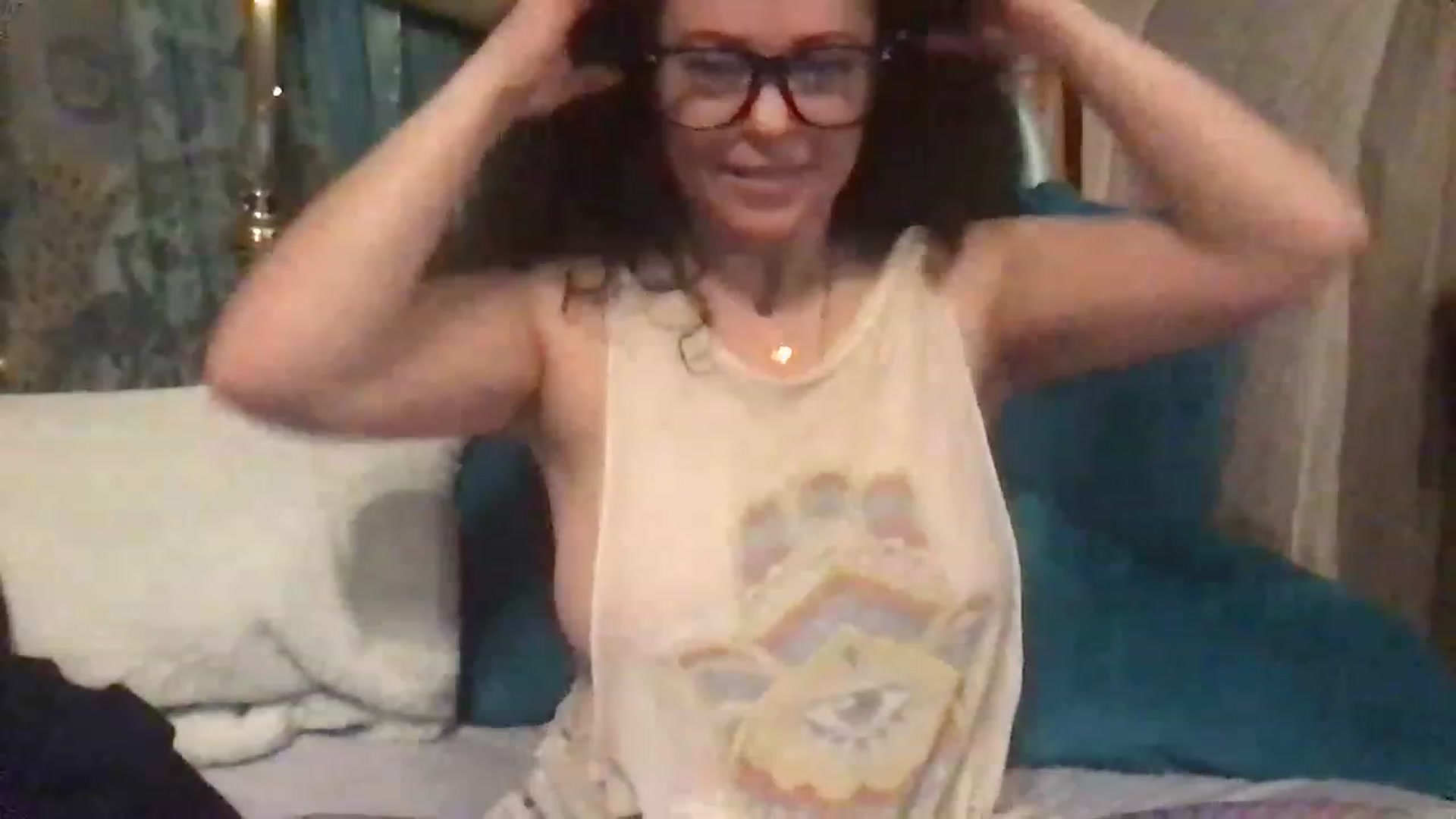 Gallery image thumbnail from Fifilarue1313's myfreecams stream on, 12/09/2022, 18:37 image 5 of 20