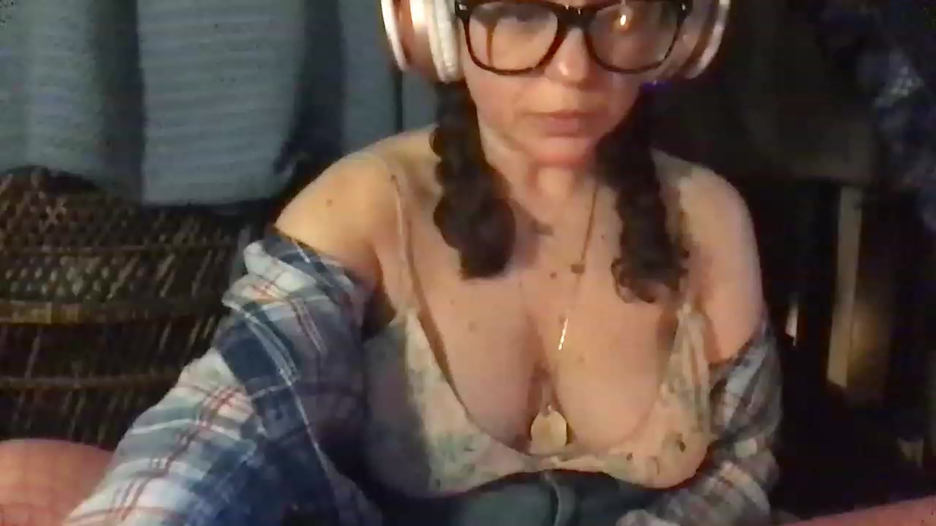 Gallery image thumbnail from Fifilarue1313's myfreecams stream on, 12/16/2022, 12:57 image 1 of 20