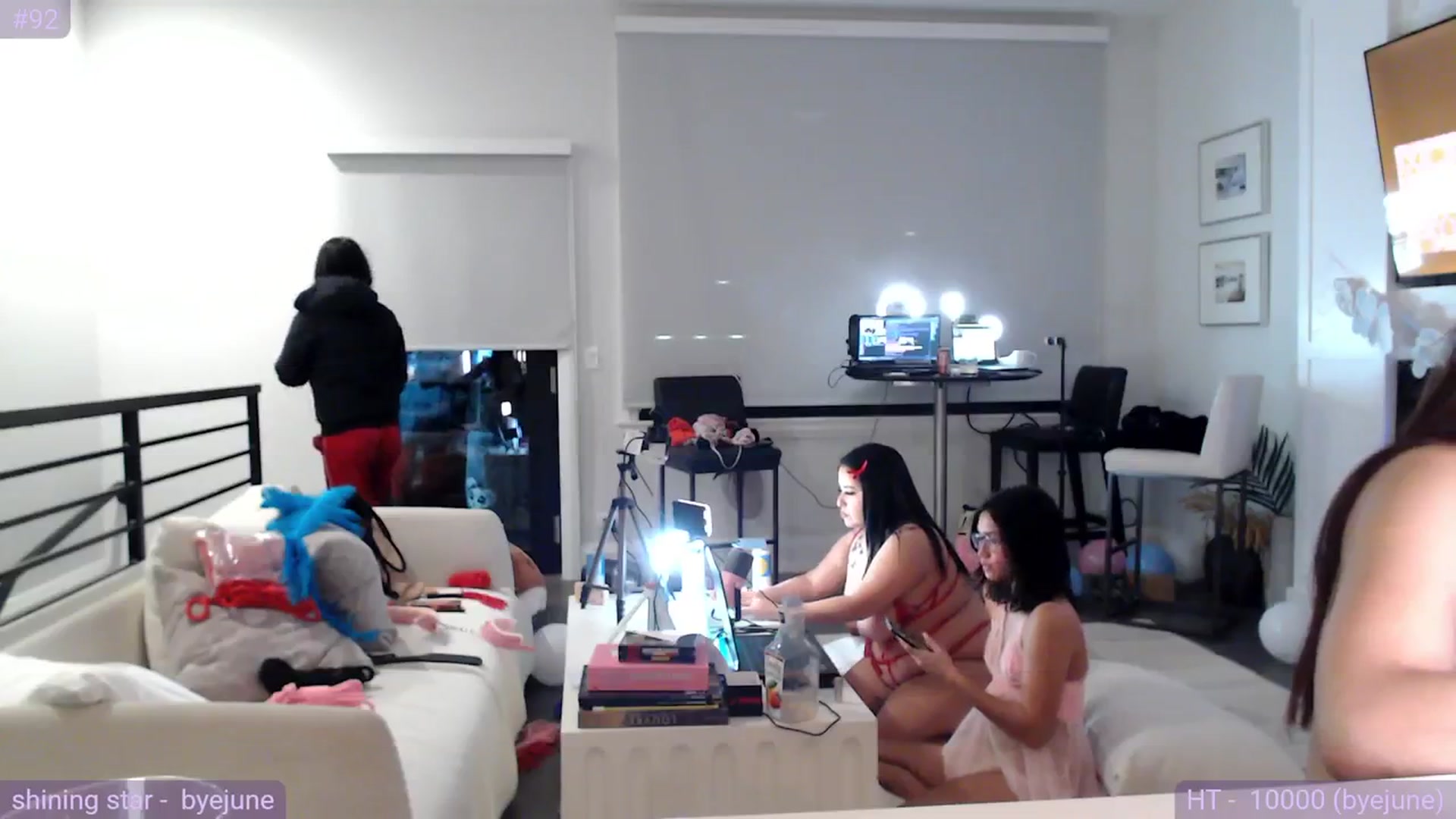 Gallery image thumbnail from Fiona's myfreecams stream on, 02/25/2024, 06:36 image 15 of 20