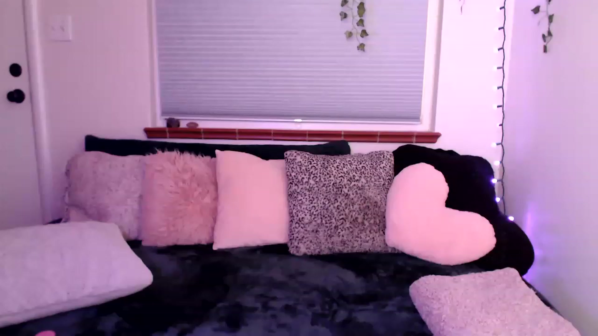 Gallery image thumbnail from FionaTheFox's myfreecams stream on, 11/24/2022, 09:23 image 2 of 20