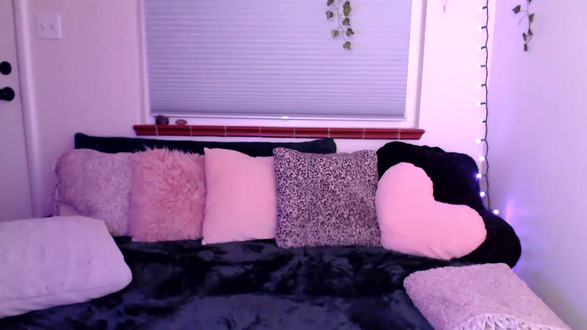 Gallery image thumbnail from FionaTheFox's myfreecams stream on, 11/24/2022, 09:23 image 11 of 20