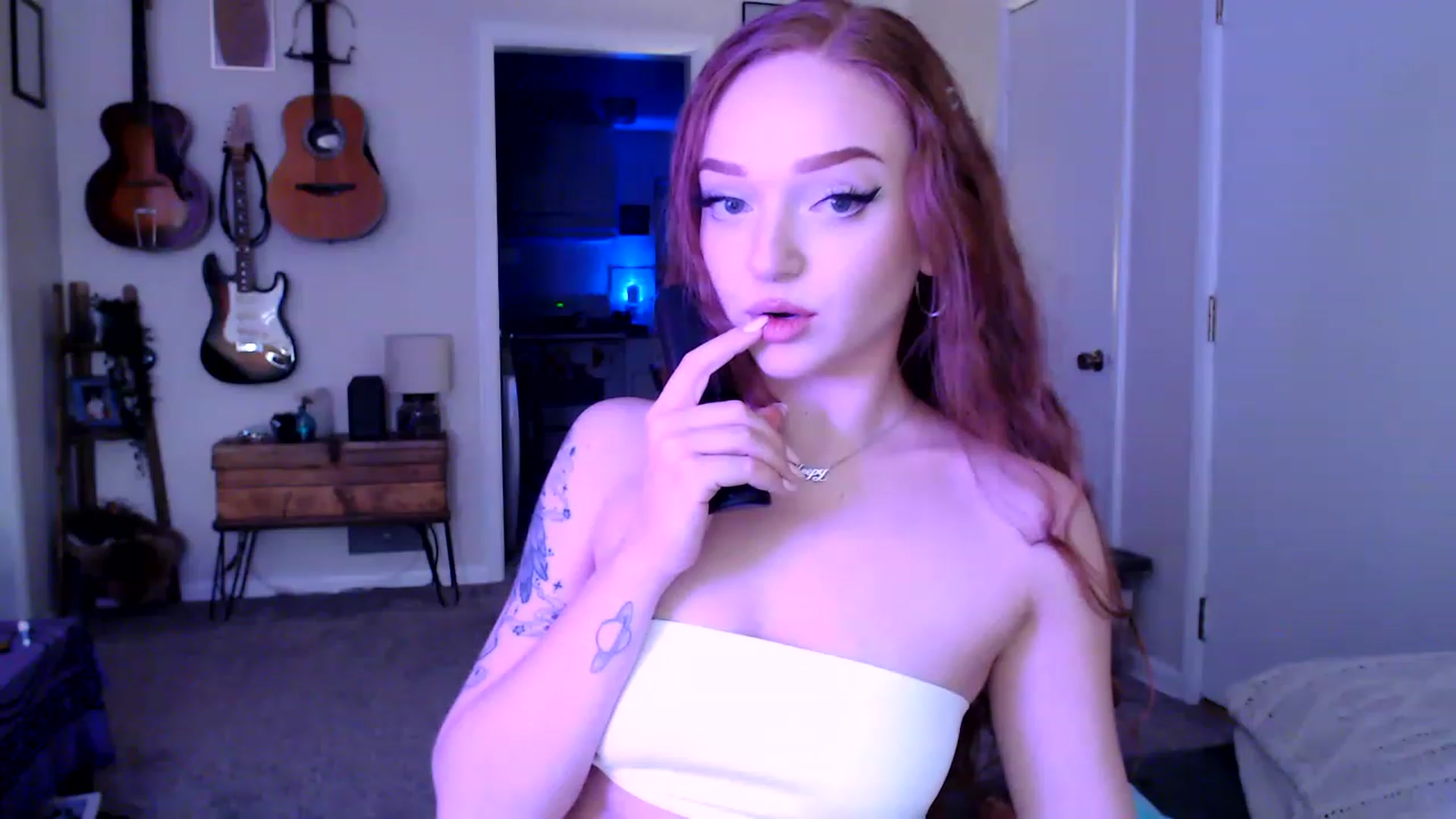 Gallery image thumbnail from FionaTheFox's myfreecams stream on, 11/27/2022, 08:59 image 6 of 20
