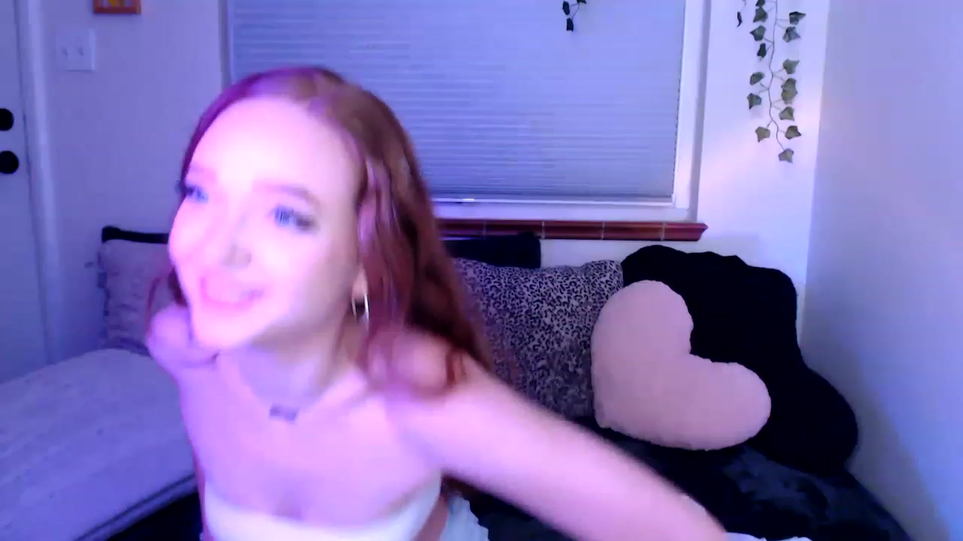 Gallery image thumbnail from FionaTheFox's myfreecams stream on, 11/27/2022, 08:59 image 15 of 20