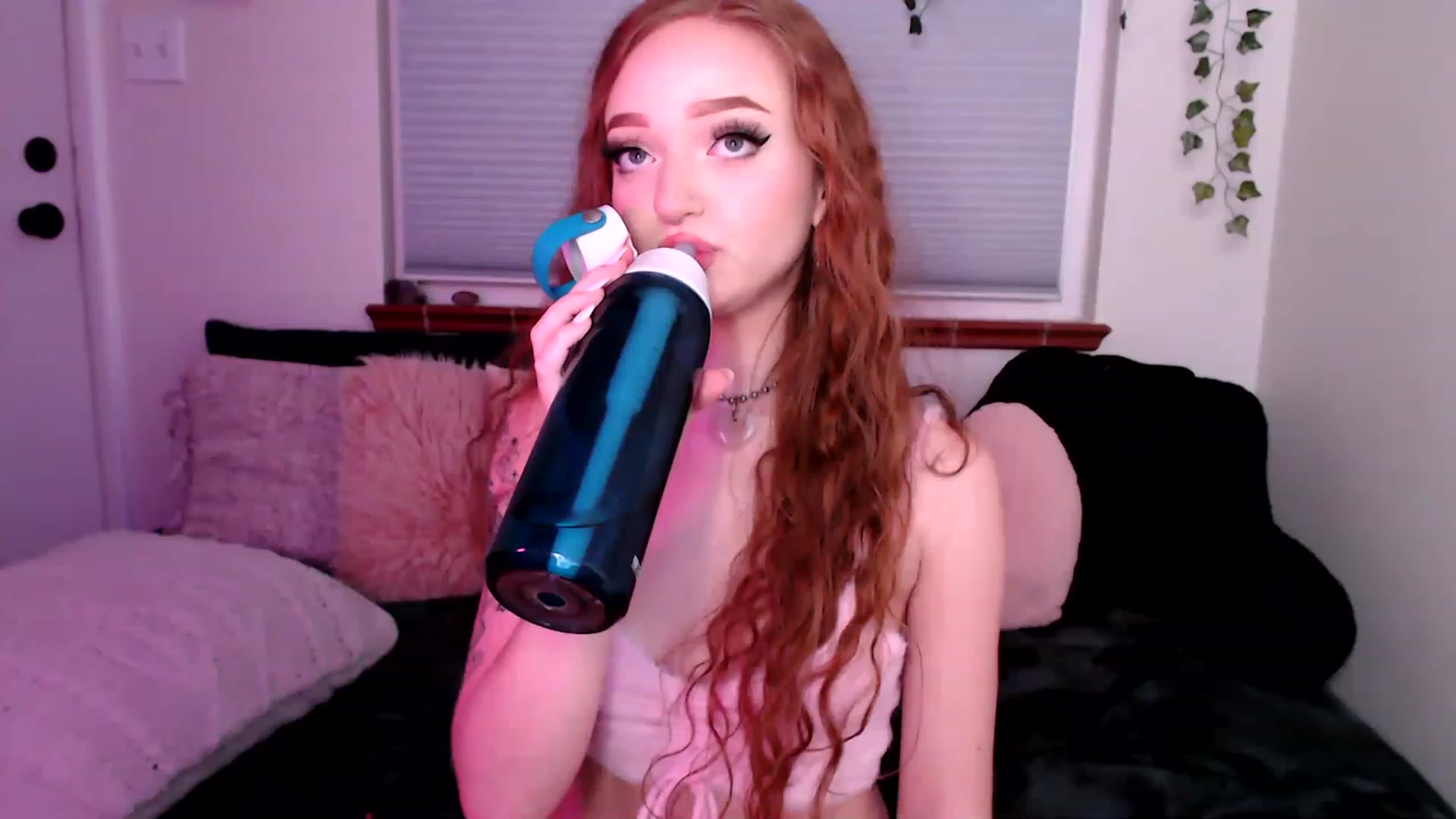 Gallery image thumbnail from FionaTheFox's myfreecams stream on, 12/06/2022, 08:28 image 18 of 20