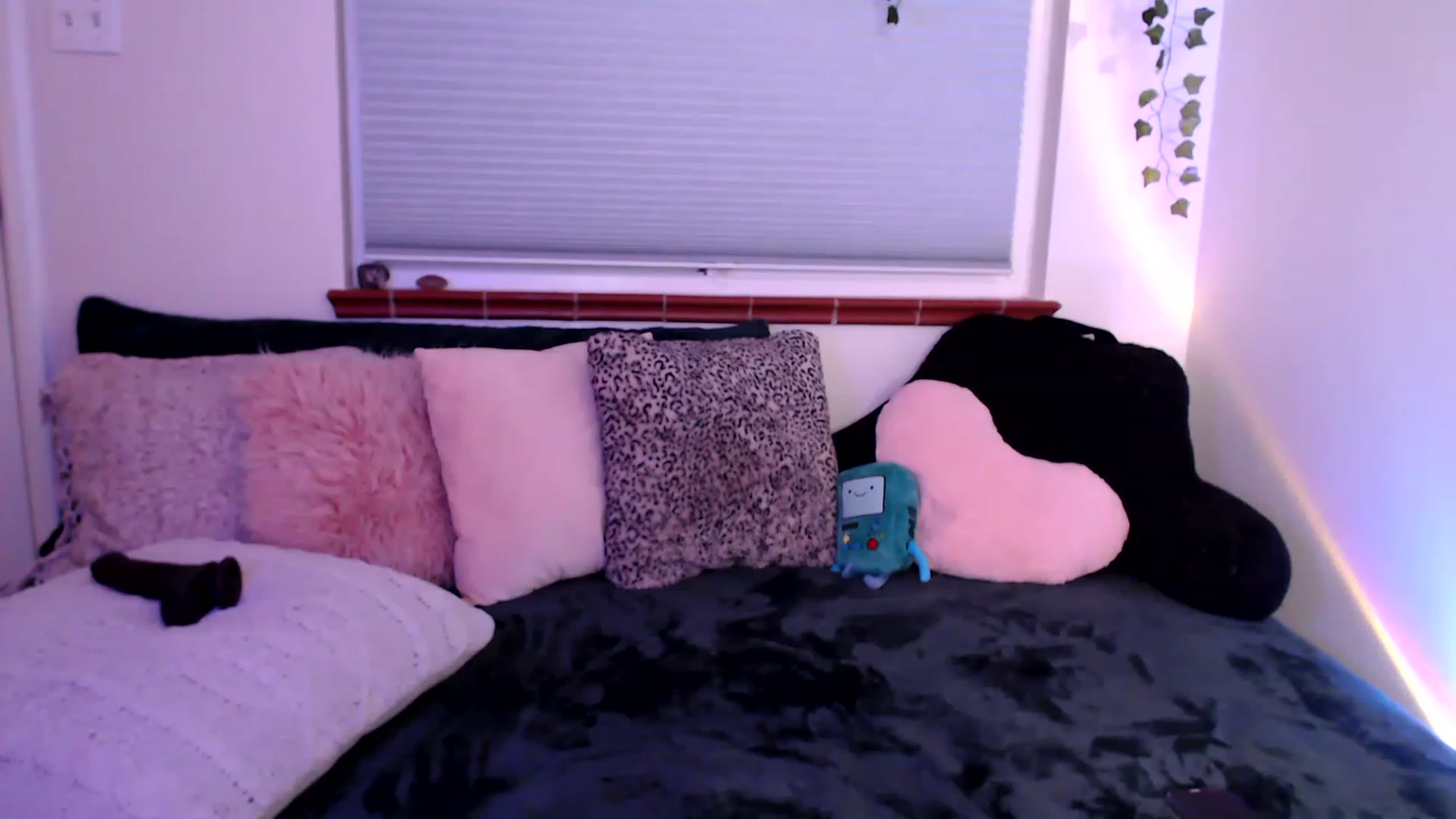 Gallery image thumbnail from FionaTheFox's myfreecams stream on, 12/17/2022, 09:11 image 15 of 20