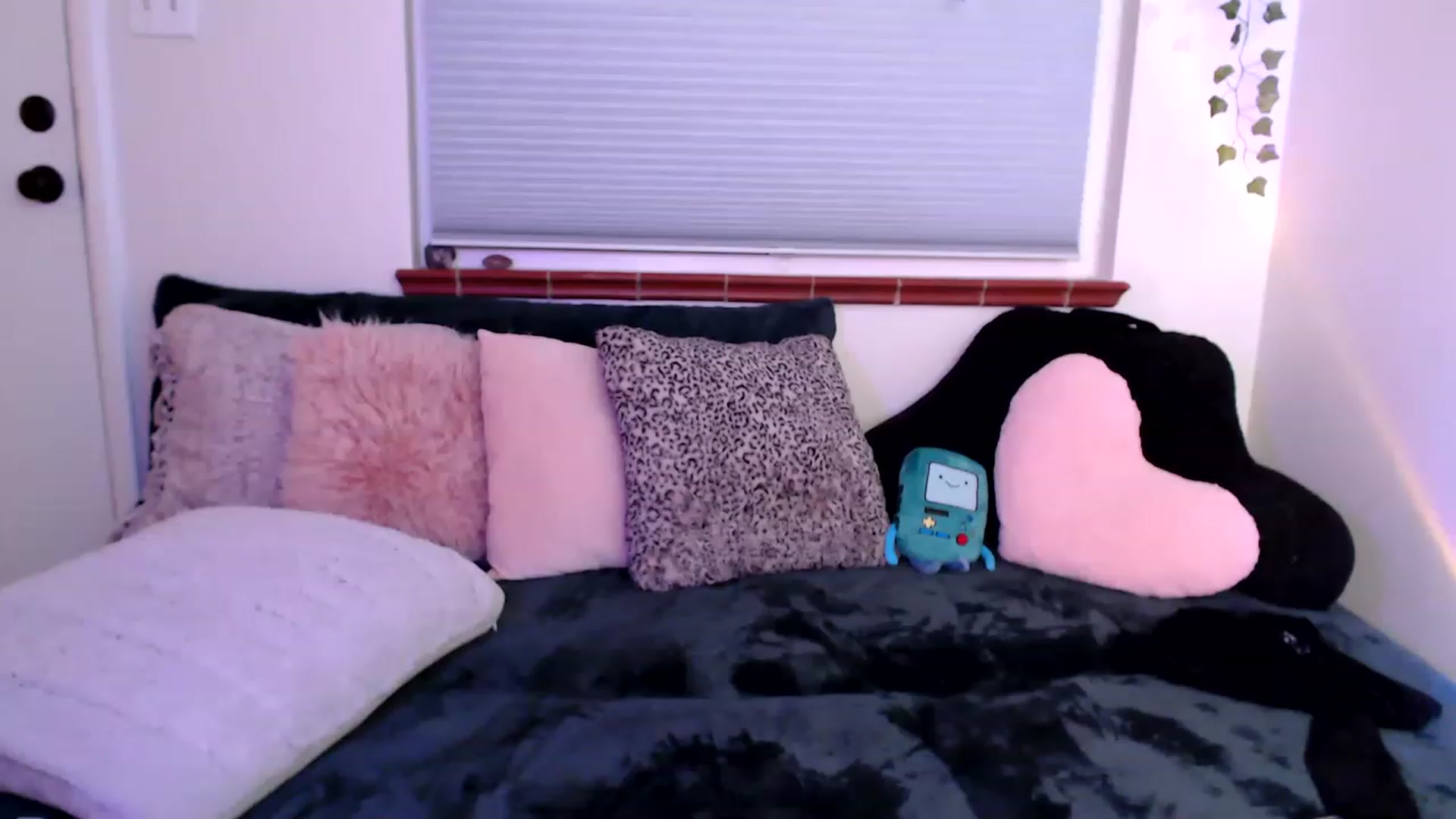 Gallery image thumbnail from FionaTheFox's myfreecams stream on, 12/18/2022, 09:10 image 6 of 20