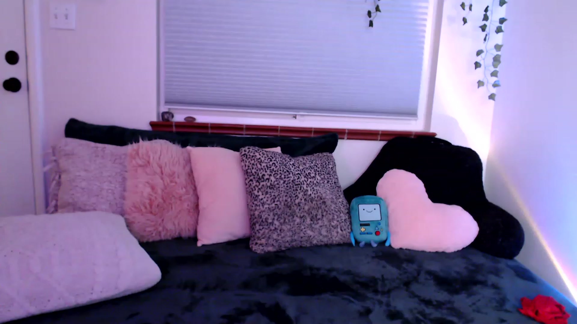 Gallery image thumbnail from FionaTheFox's myfreecams stream on, 12/21/2022, 07:23 image 3 of 20