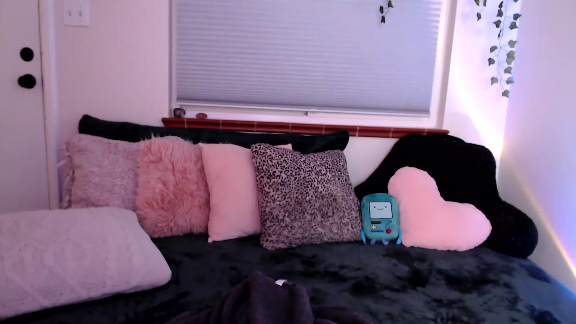 Gallery image thumbnail from FionaTheFox's myfreecams stream on, 12/21/2022, 09:58 image 1 of 20