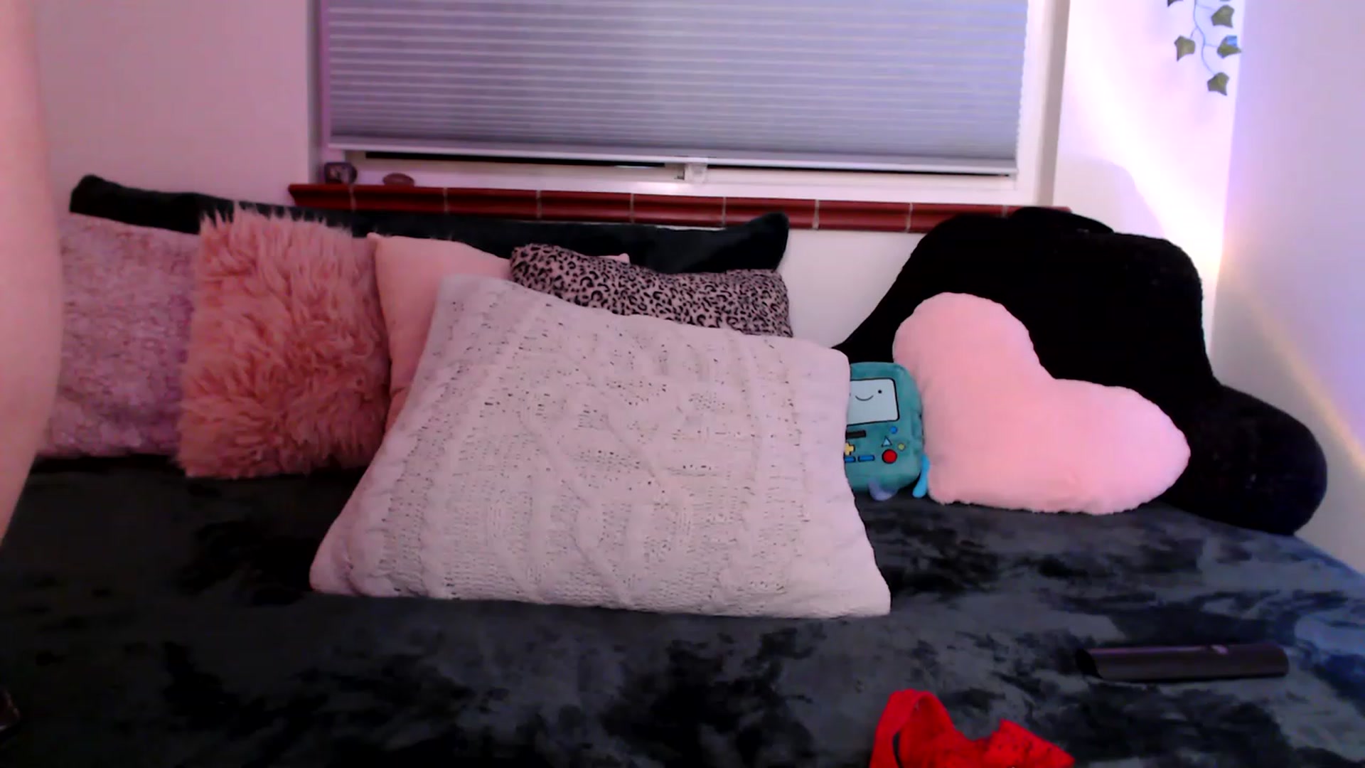 Gallery image thumbnail from FionaTheFox's myfreecams stream on, 12/21/2022, 09:58 image 10 of 20