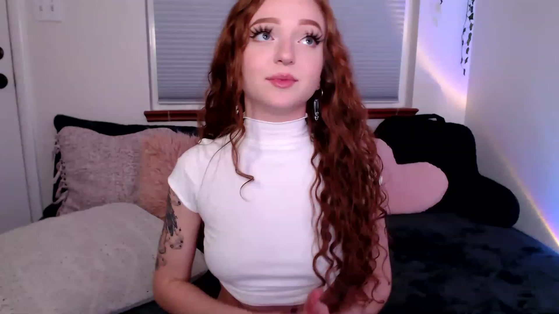 Gallery image thumbnail from FionaTheFox's myfreecams stream on, 01/17/2023, 10:46 image 5 of 20
