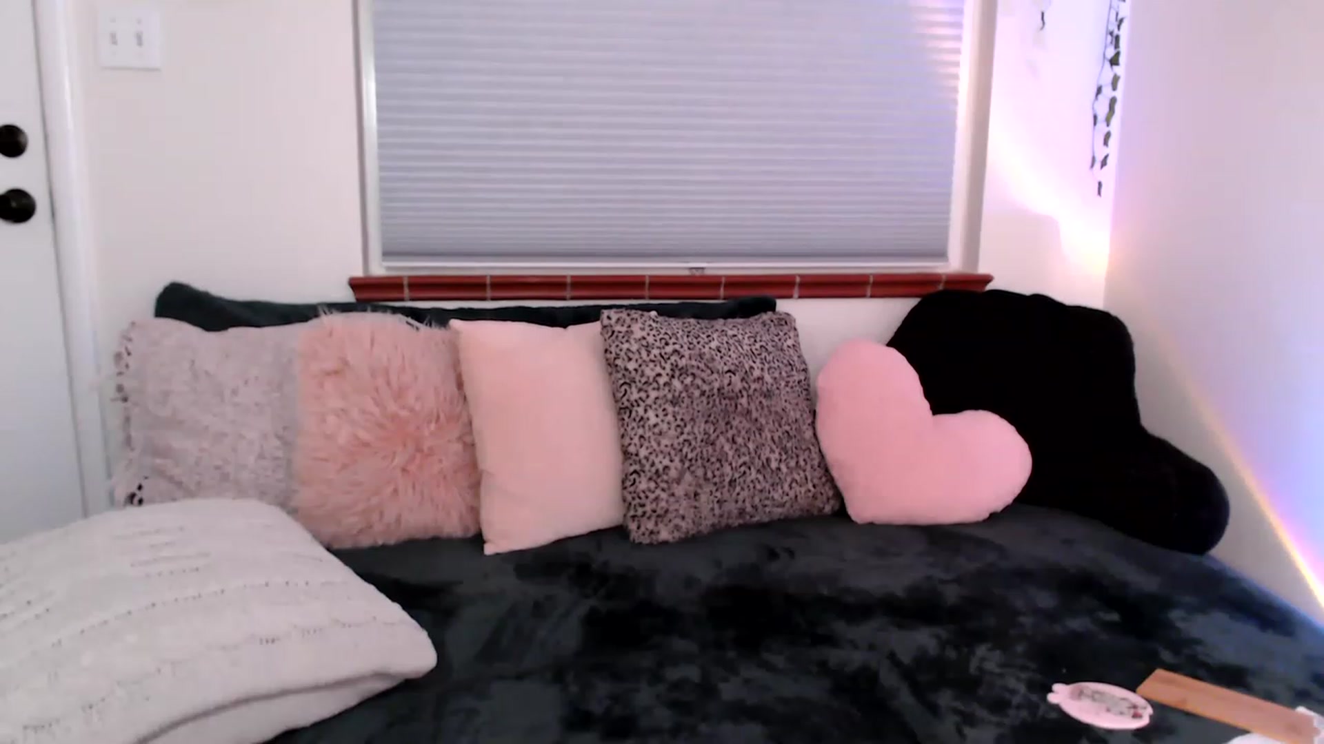 Gallery image thumbnail from FionaTheFox's myfreecams stream on, 01/19/2023, 10:46 image 16 of 20