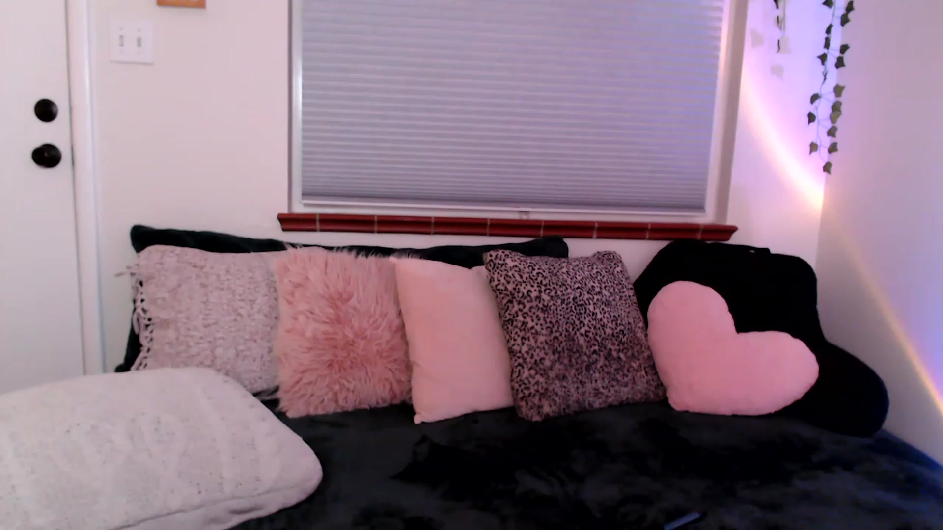 Gallery image thumbnail from FionaTheFox's myfreecams stream on, 01/26/2023, 09:14 image 17 of 20