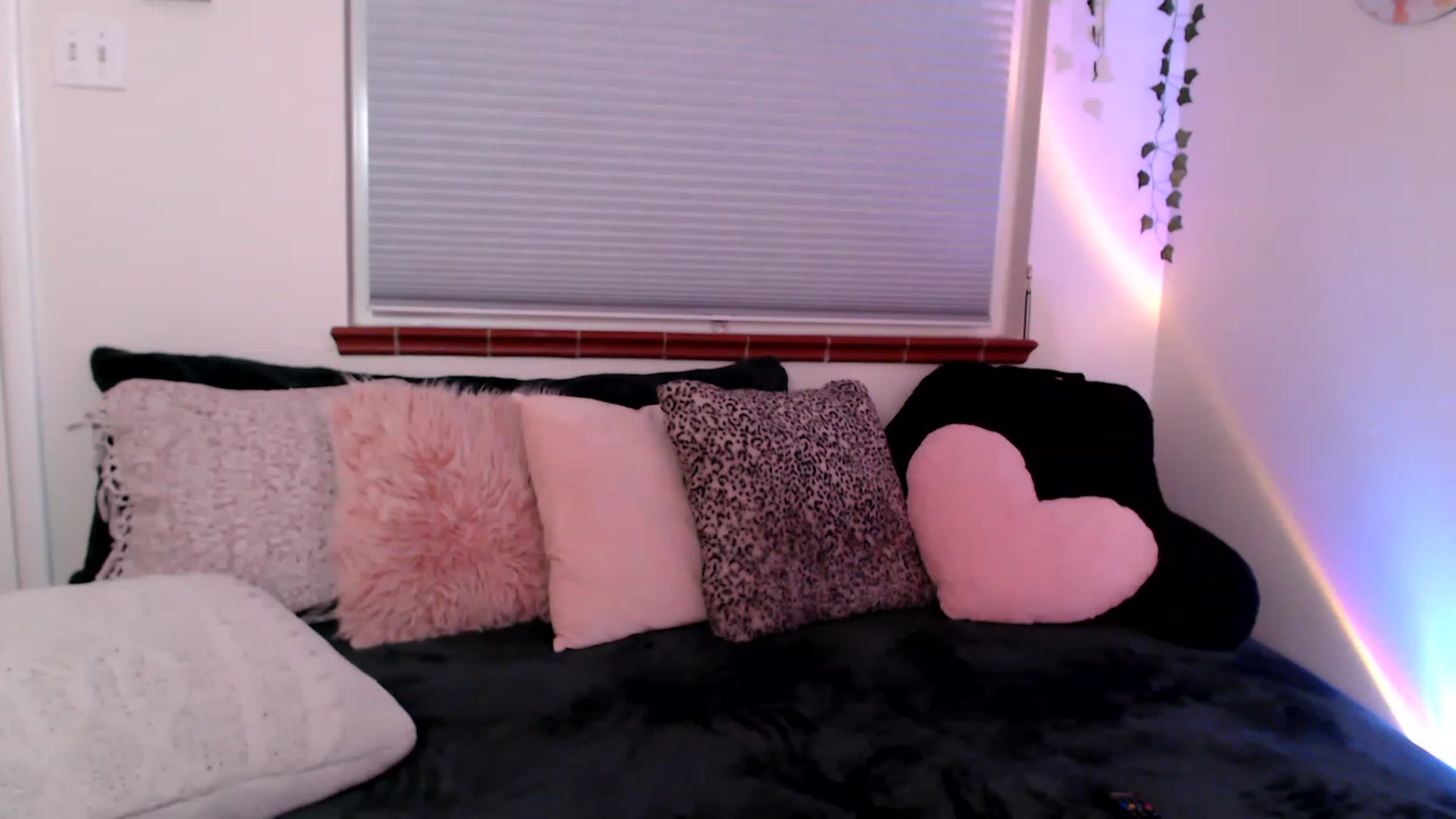 Gallery image thumbnail from FionaTheFox's myfreecams stream on, 01/26/2023, 09:14 image 14 of 20