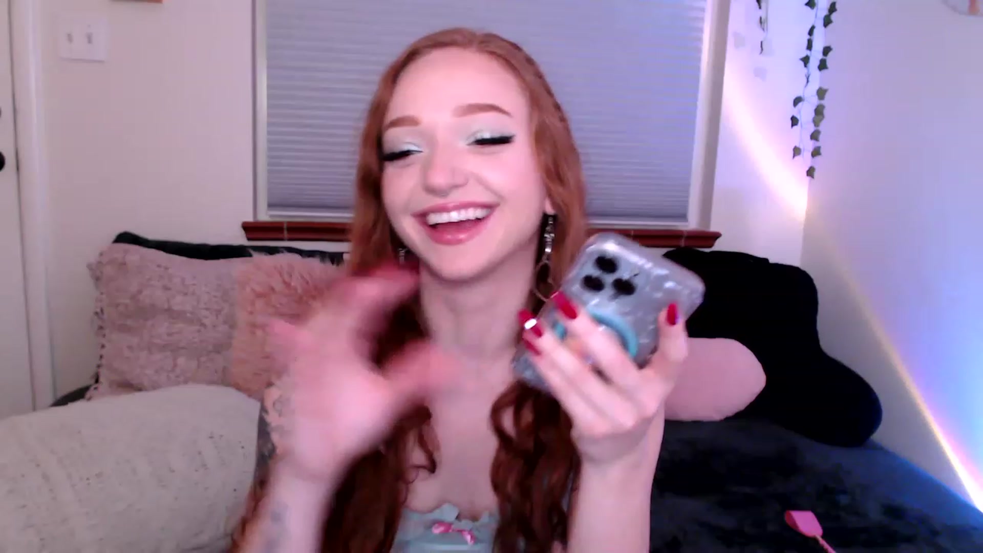 Gallery image thumbnail from FionaTheFox's myfreecams stream on, 01/27/2023, 09:53 image 13 of 20