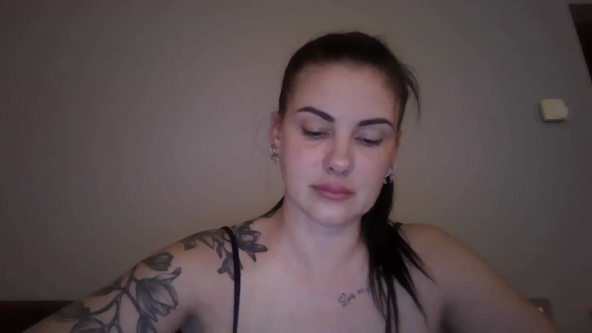 Gallery image thumbnail from FitBaby's myfreecams stream on, 05/15/2025, 14:45 image 5 of 20