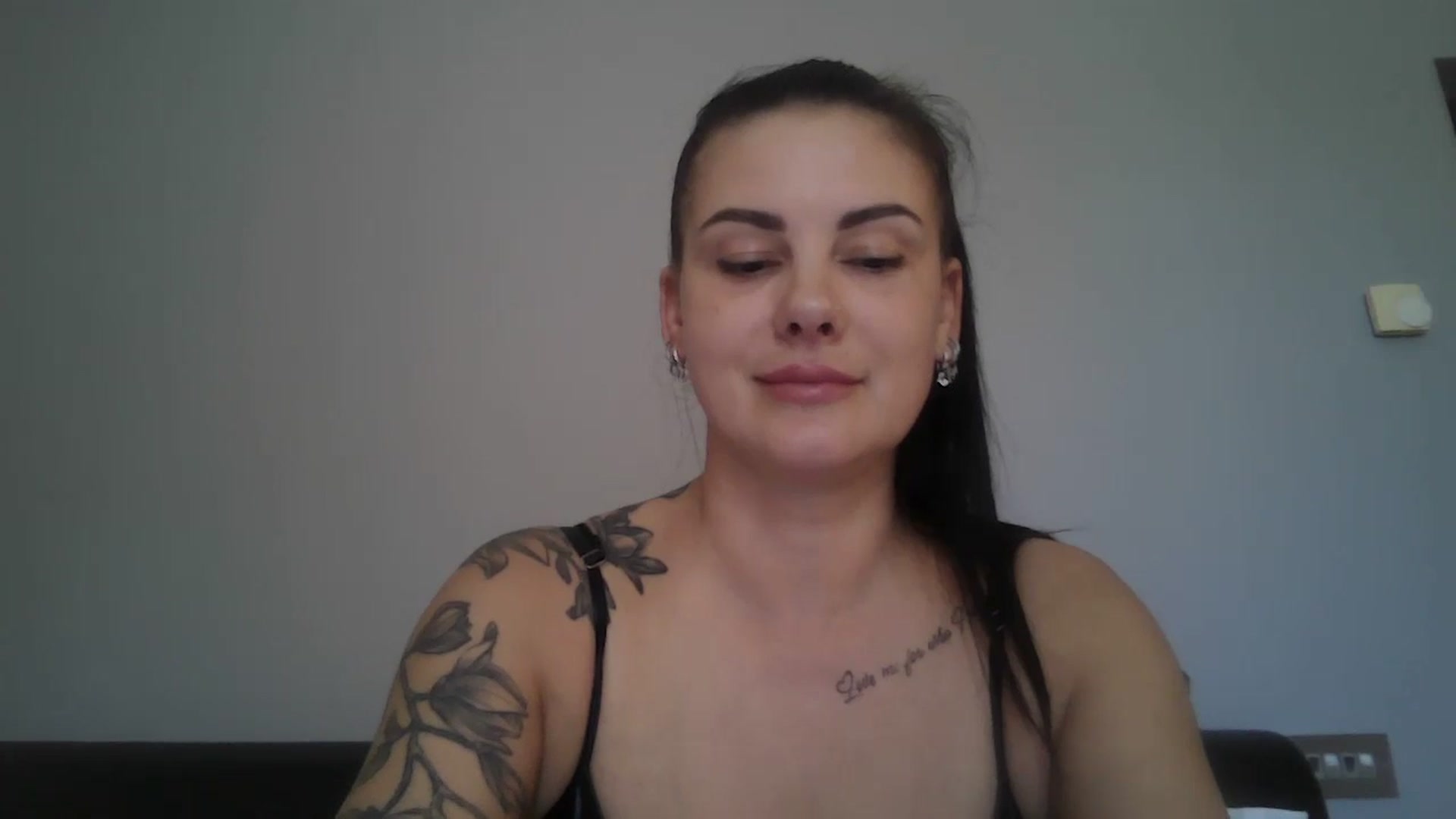 Gallery image thumbnail from FitBaby's myfreecams stream on, 05/16/2025, 13:22 image 6 of 20