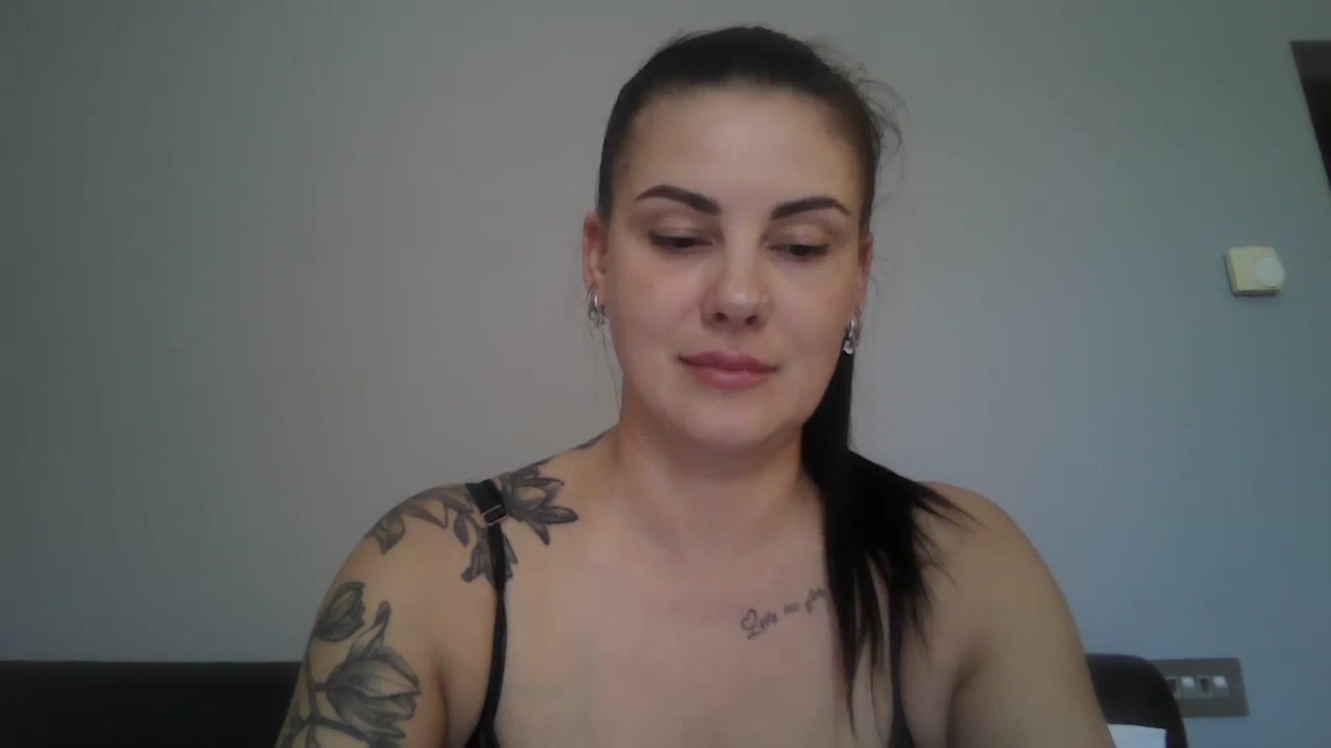 Gallery image thumbnail from FitBaby's myfreecams stream on, 05/16/2025, 13:22 image 10 of 20