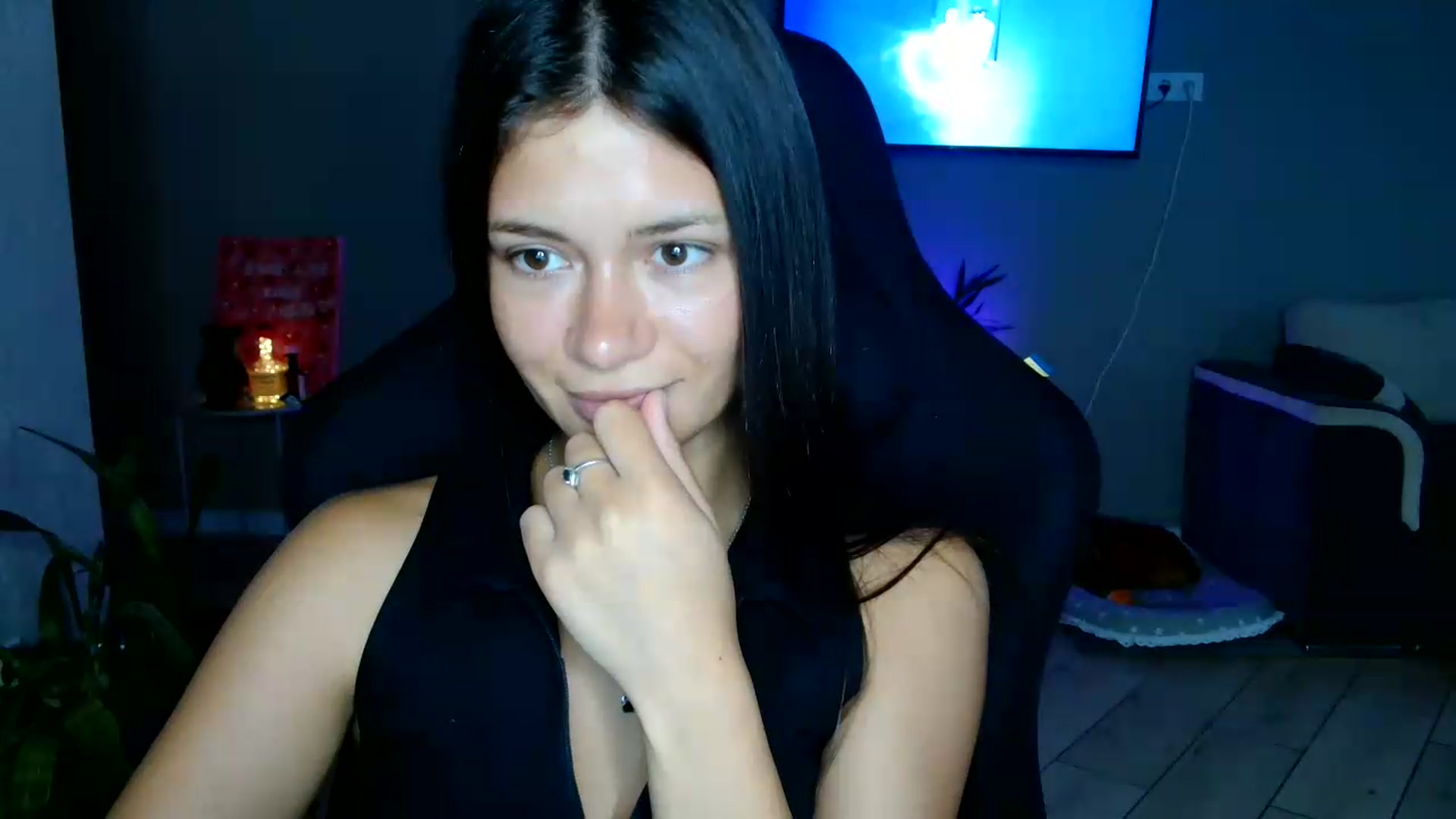 Gallery image thumbnail from FitXoxo's myfreecams stream on, 07/17/2026, 16:14 image 13 of 20