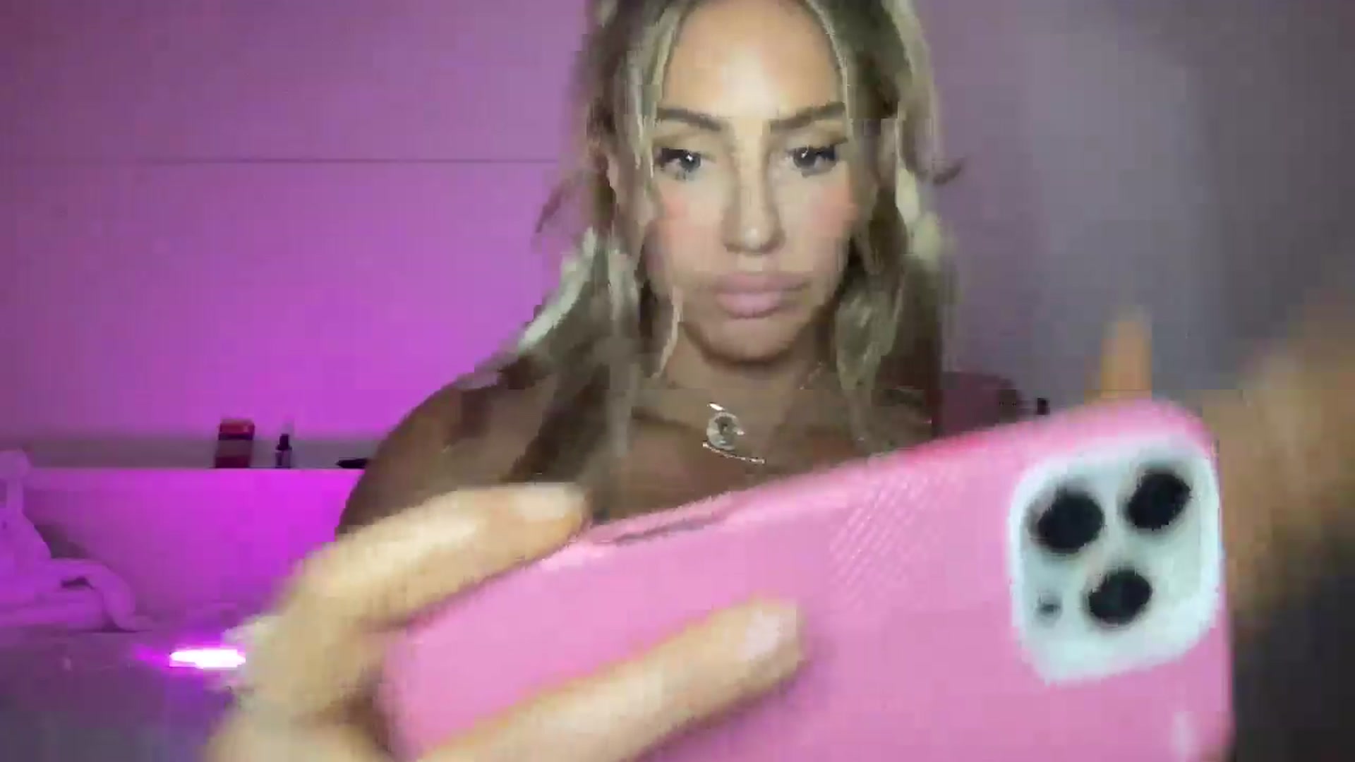 Gallery image thumbnail from Fitnessbaby69's myfreecams stream on, 01/19/2025, 14:37 image 6 of 20