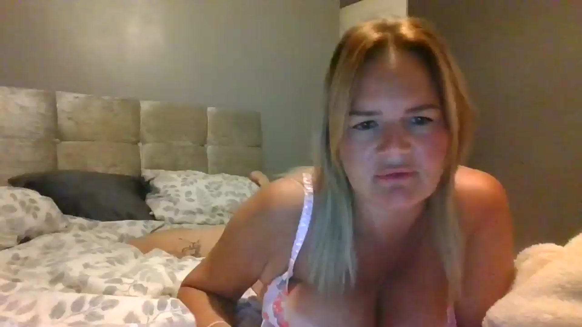 Gallery image thumbnail from Fitty_milf's myfreecams stream on, 10/14/2024, 18:35 image 3 of 20