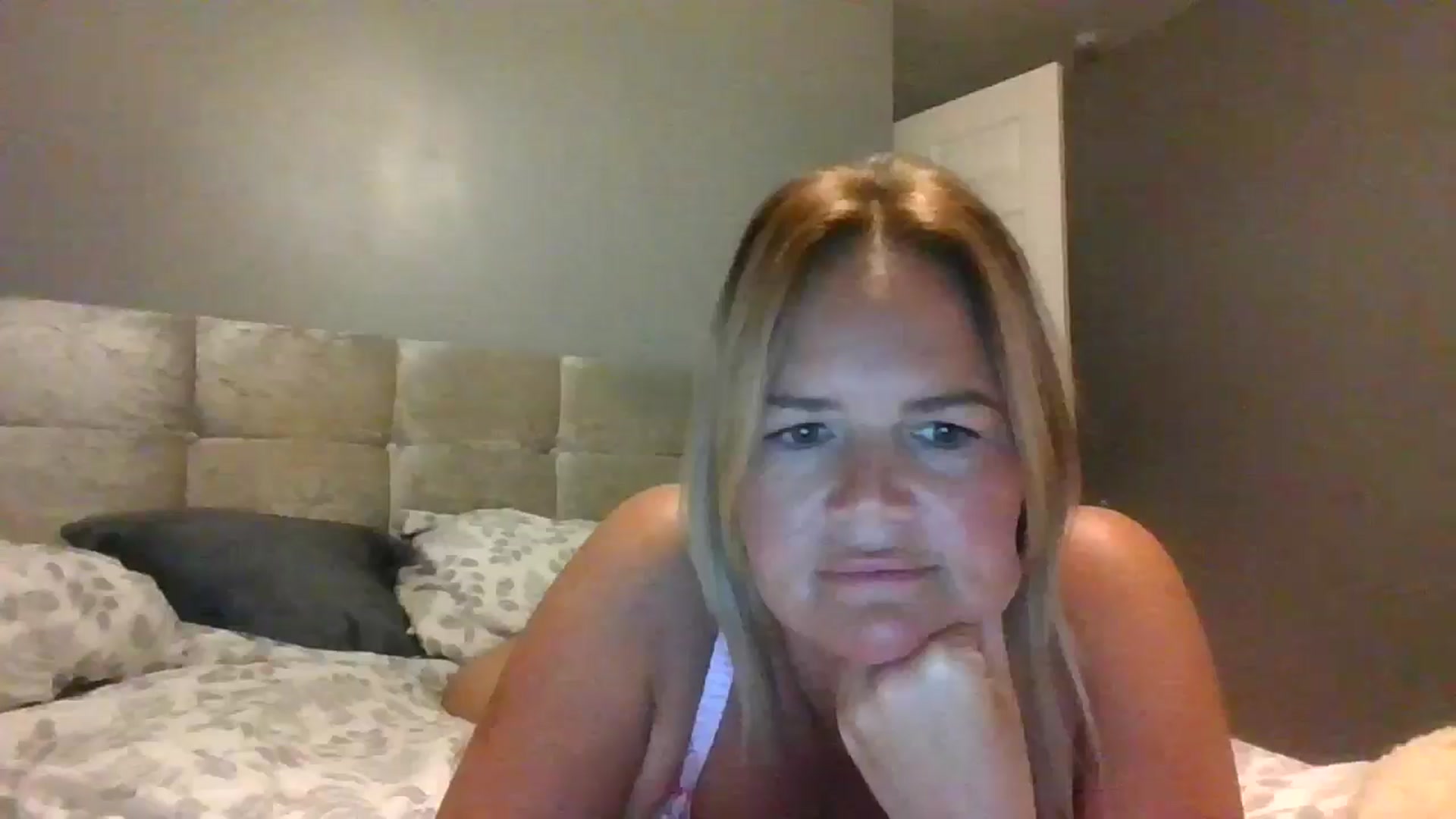 Gallery image thumbnail from Fitty_milf's myfreecams stream on, 10/14/2024, 18:35 image 8 of 20