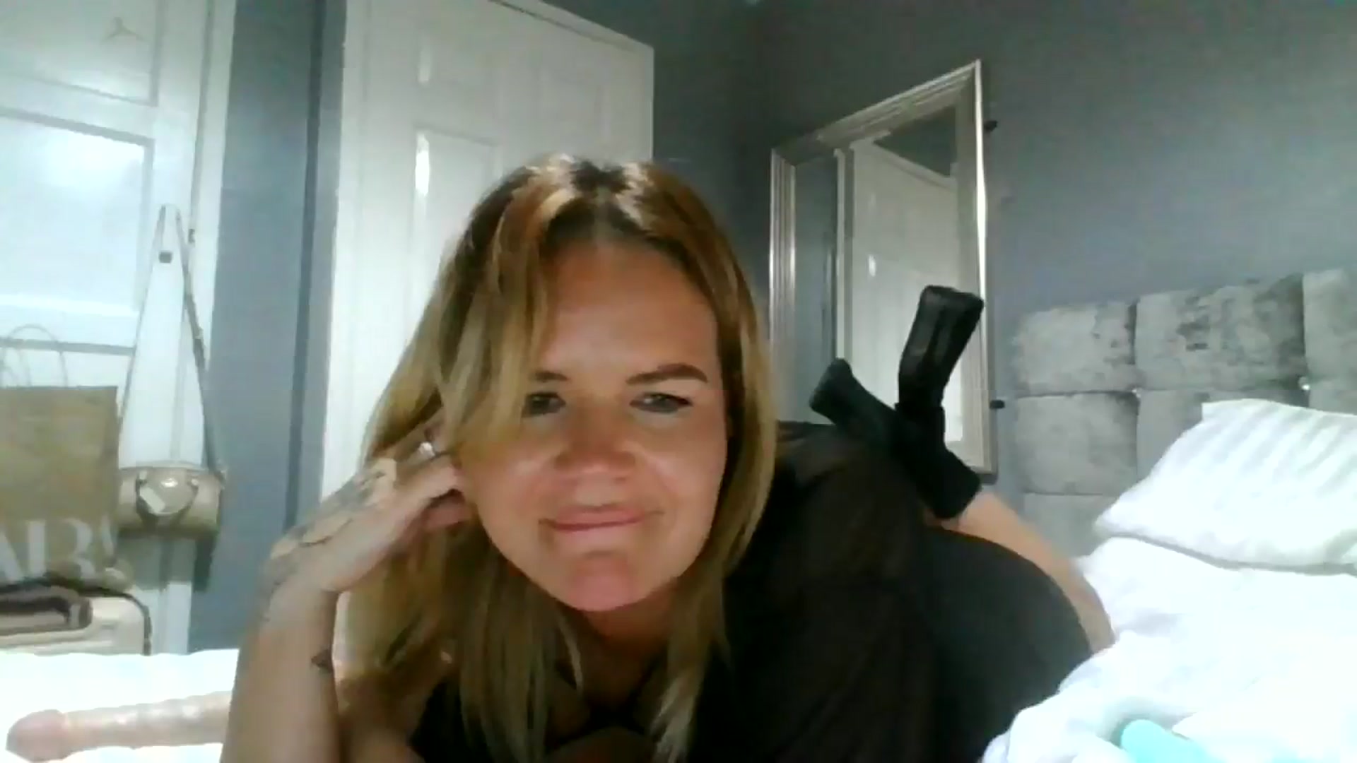 Gallery image thumbnail from Fitty_milf's myfreecams stream on, 11/30/2024, 18:32 image 16 of 20