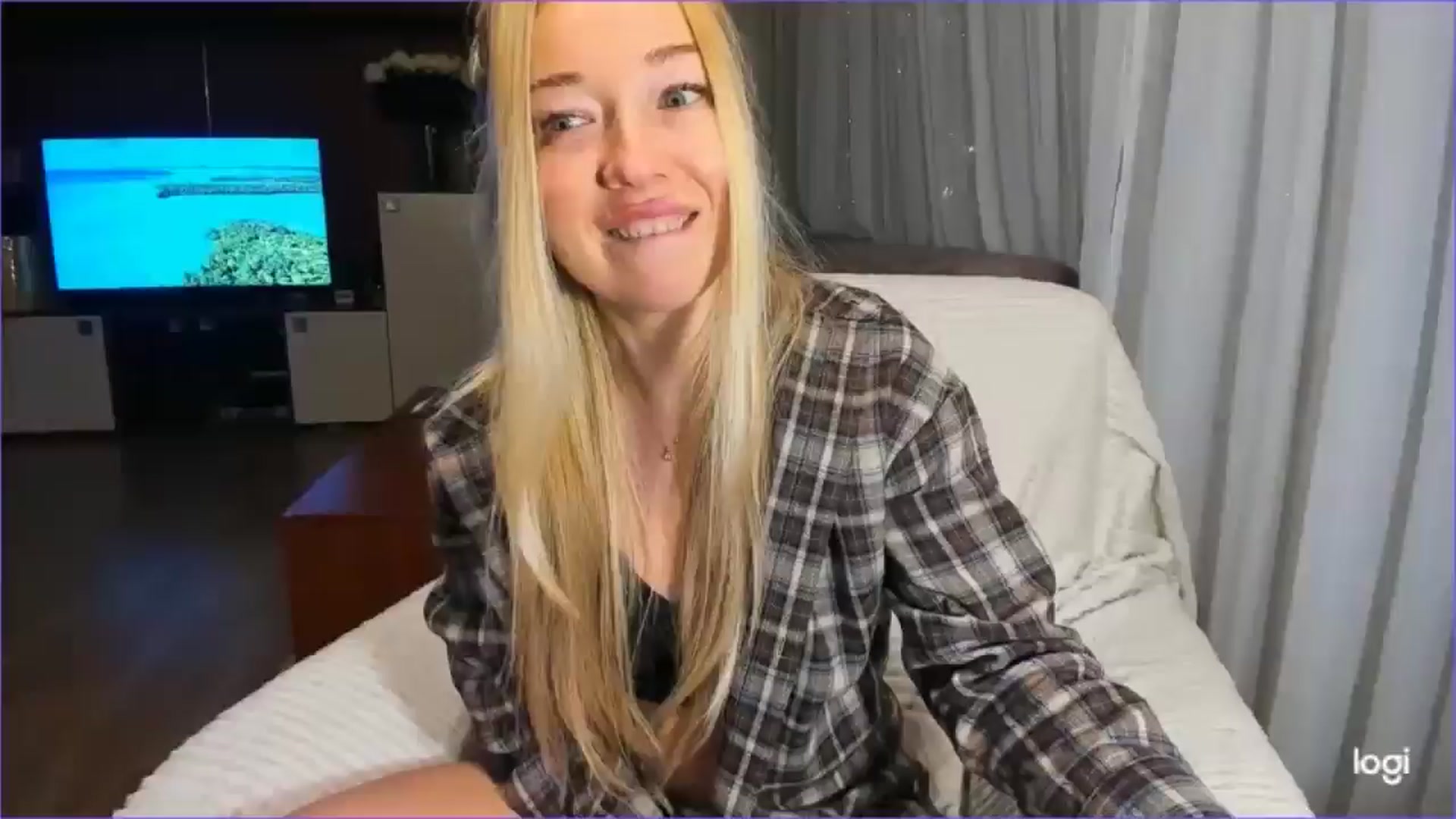 Gallery image thumbnail from FlamingoBday's myfreecams stream on, 02/14/2025, 24:00 image 13 of 20