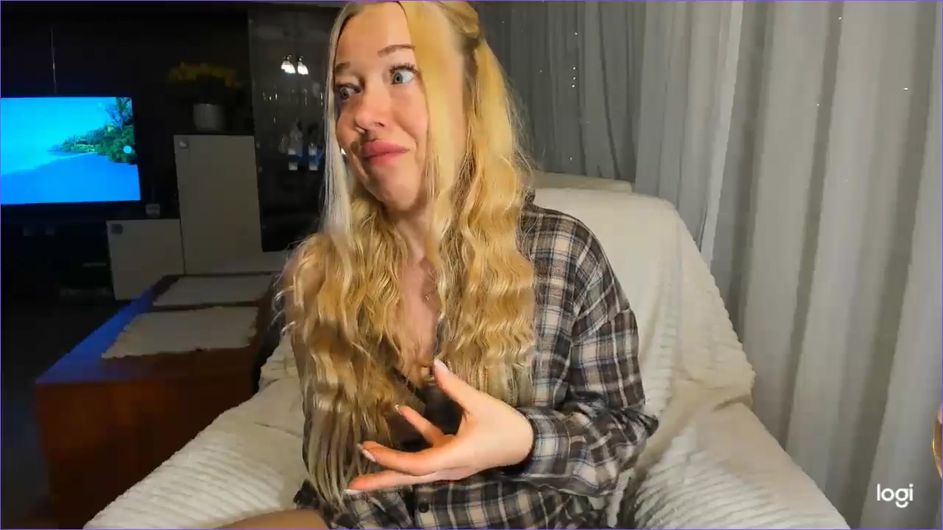 Gallery image thumbnail from FlamingoBday's myfreecams stream on, 02/18/2025, 01:29 image 7 of 20