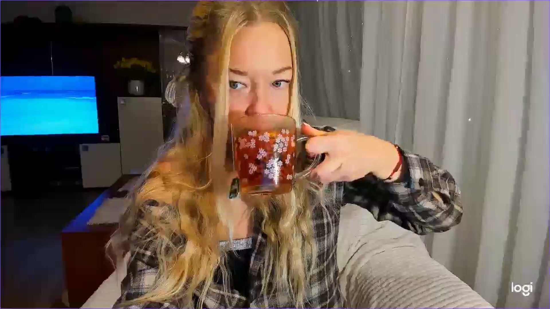 Gallery image thumbnail from FlamingoBday's myfreecams stream on, 02/18/2025, 21:49 image 8 of 20